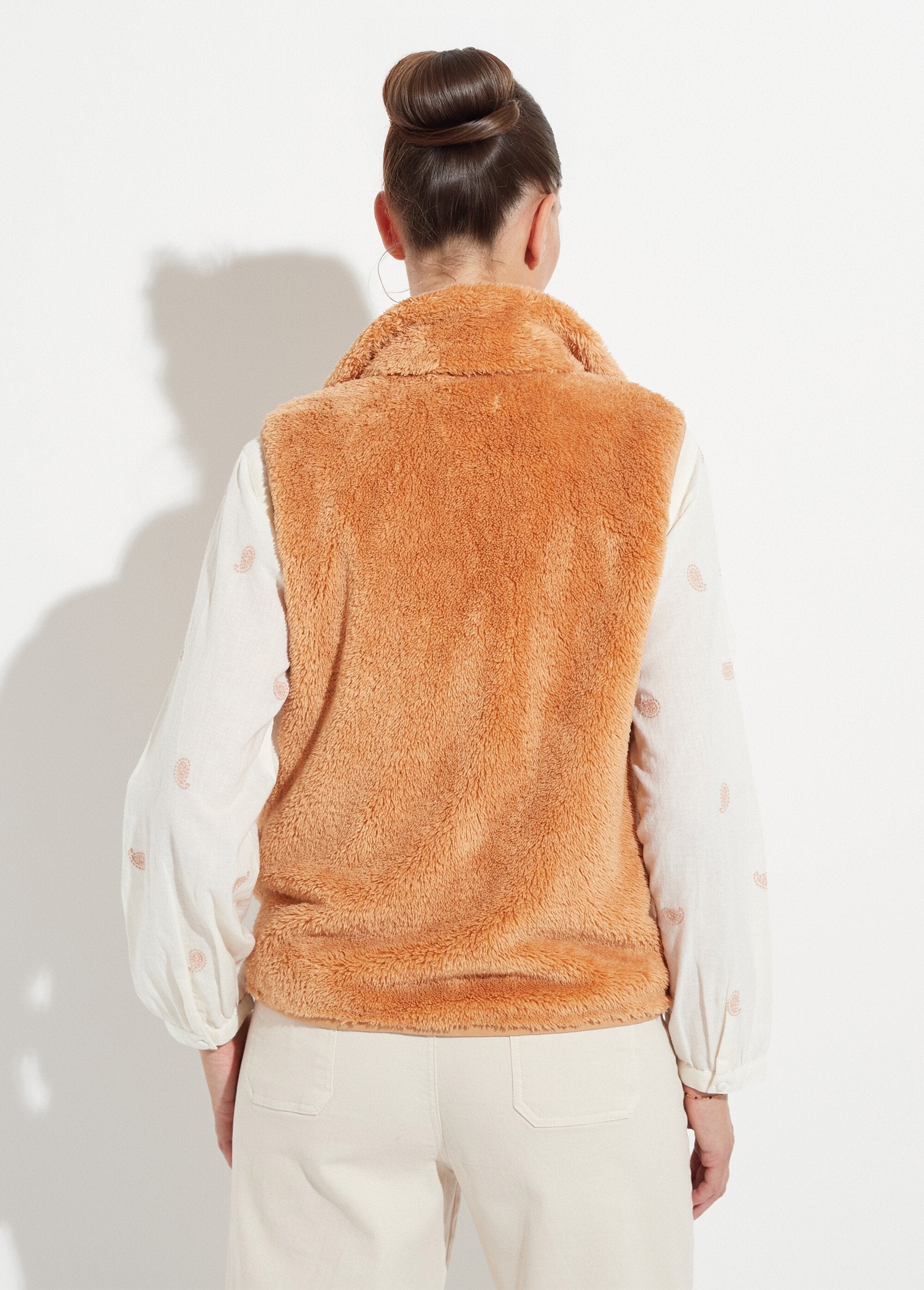 Giacca_in_pelliccia_sintetica_senza_maniche_con_collo_alto_Chamois_DO1_slim