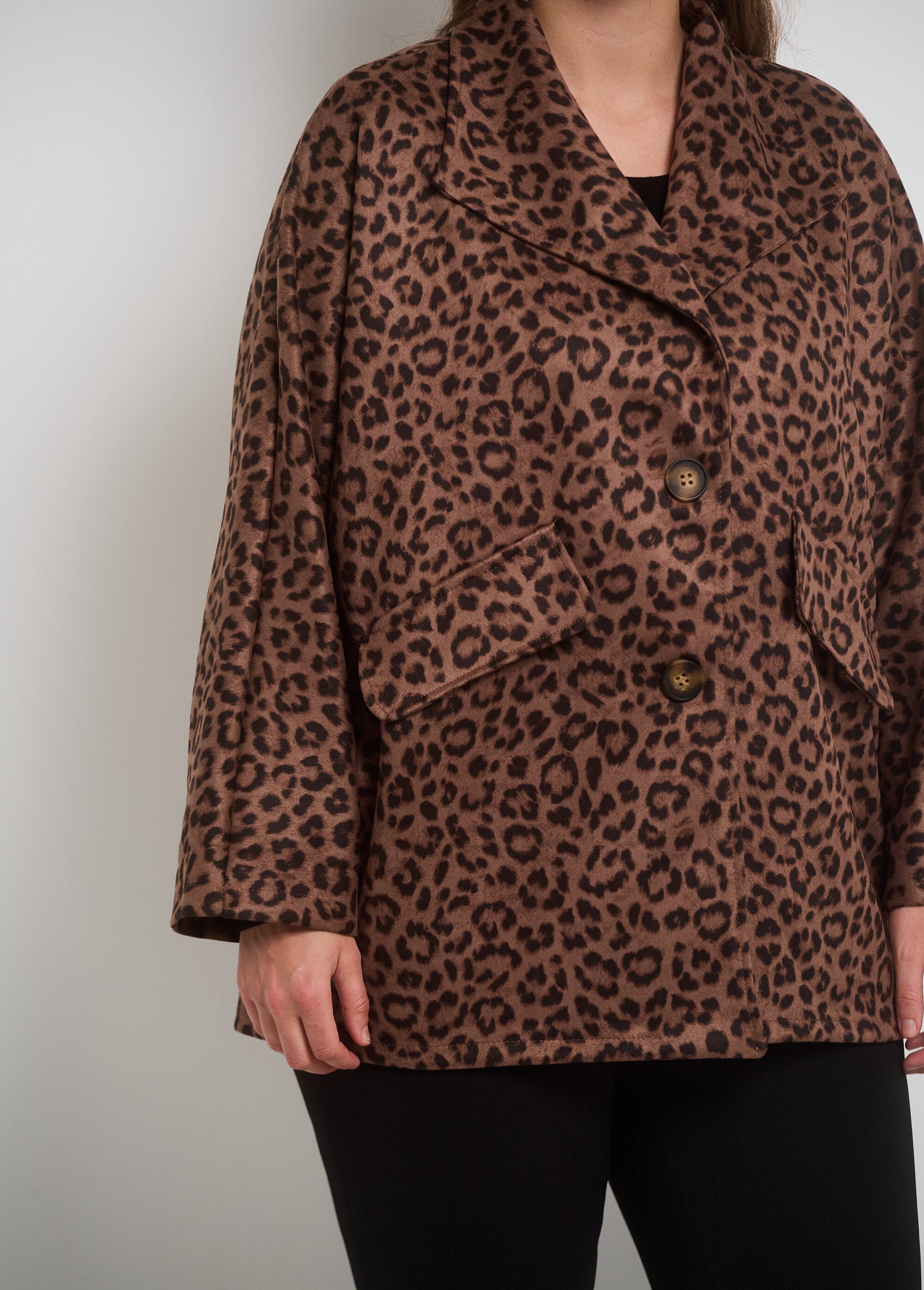 Giacca_lunga_leopardata_in_pelle_scamosciata_Beige_imprime_DE2_curvy
