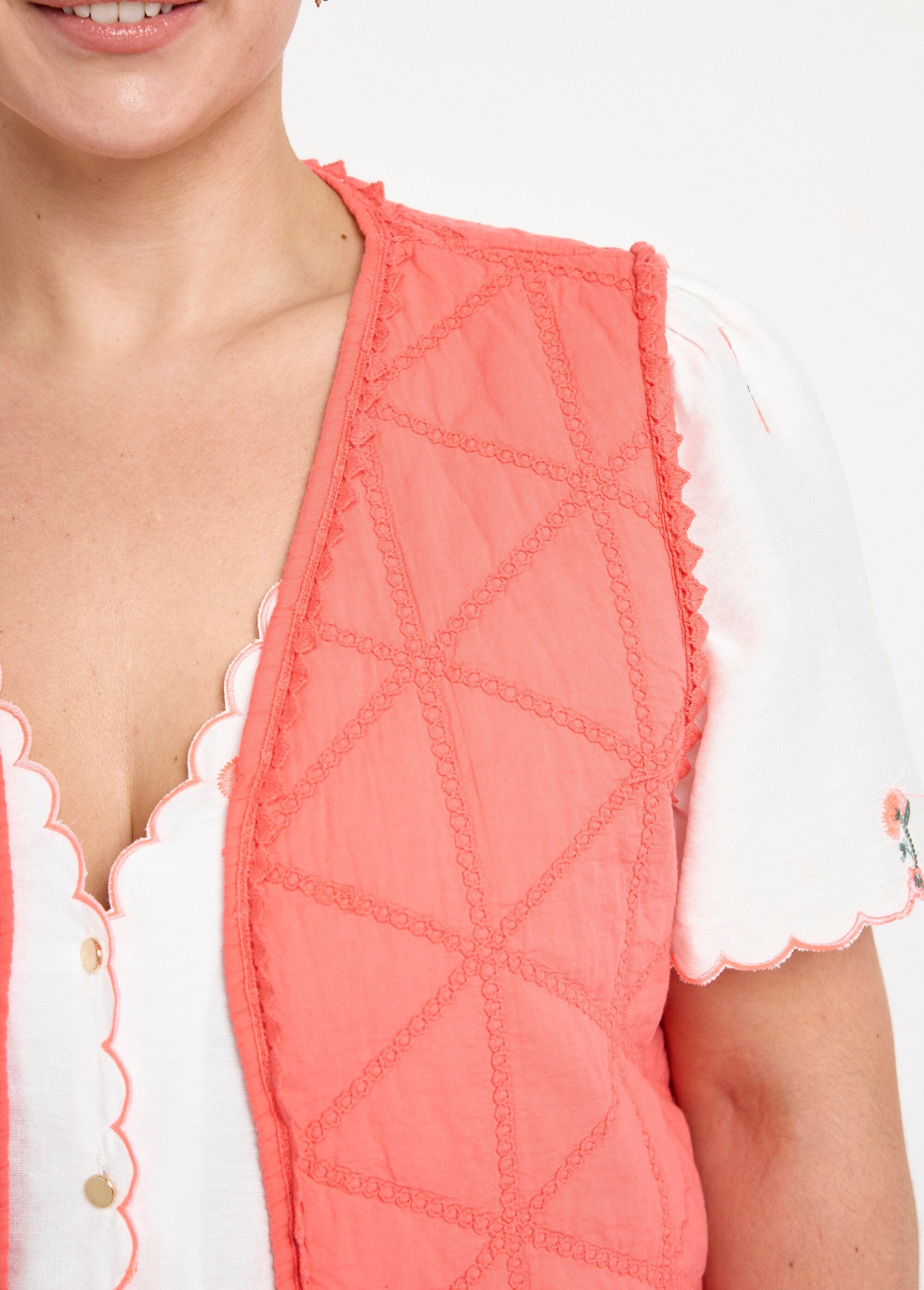 Giacca_trapuntata_ricamata_senza_maniche_Corail_DE1_curvy