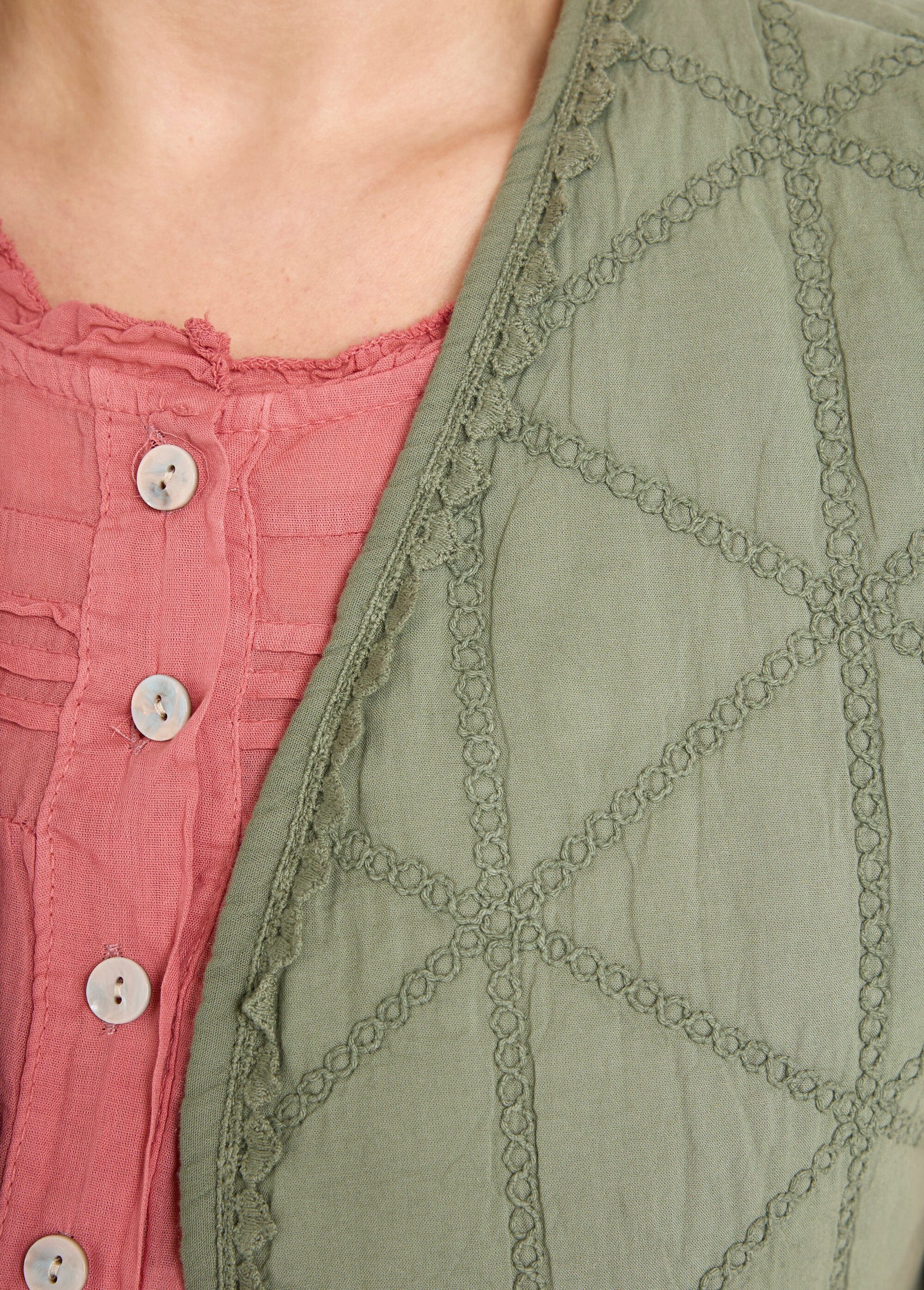 Giacca_trapuntata_ricamata_senza_maniche_Kaki_DE2_curvy