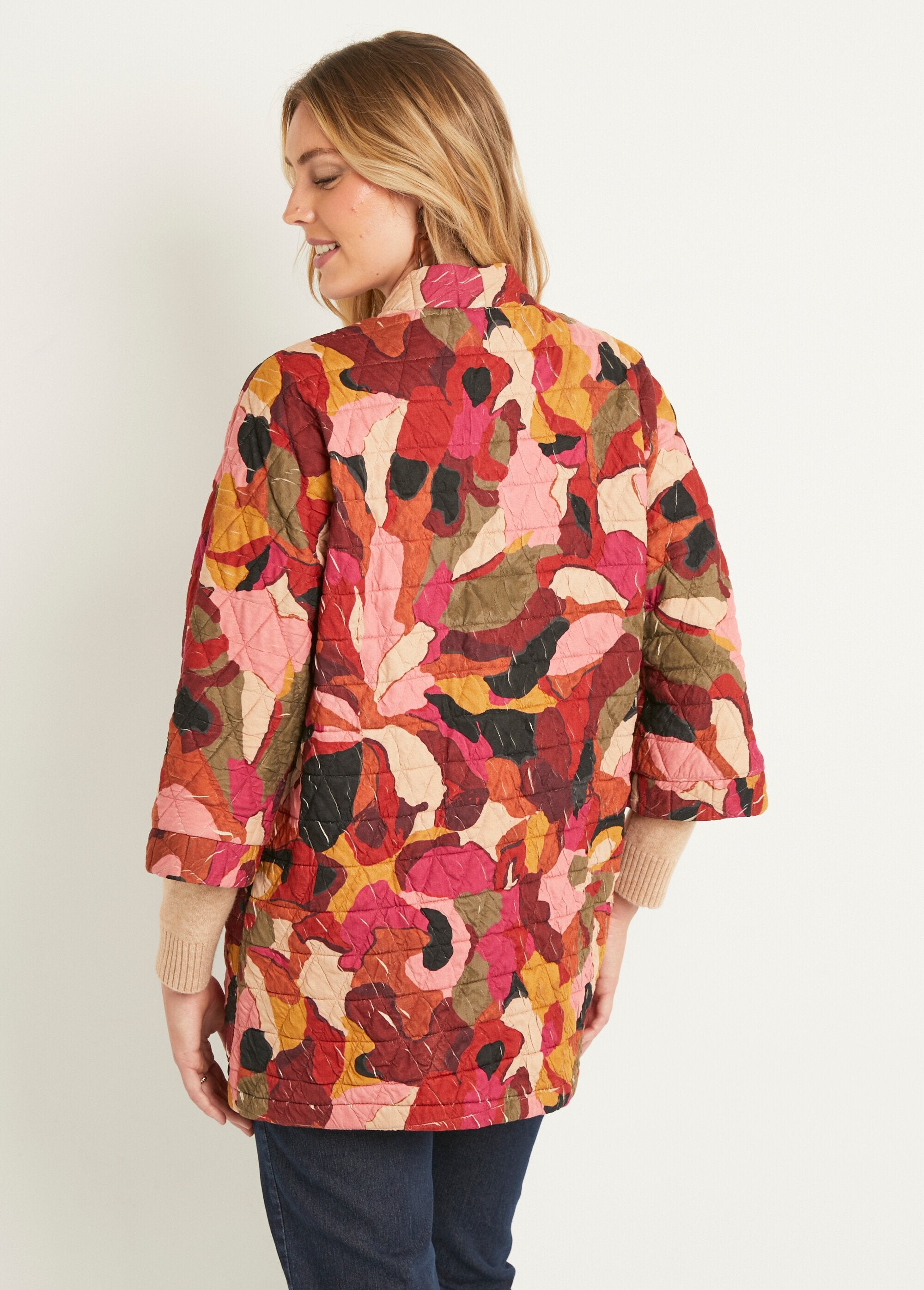 Giacca_lunga_trapuntata_con_stampa_da_bordo_a_bordo_Rose_et_marron_DO1_slim