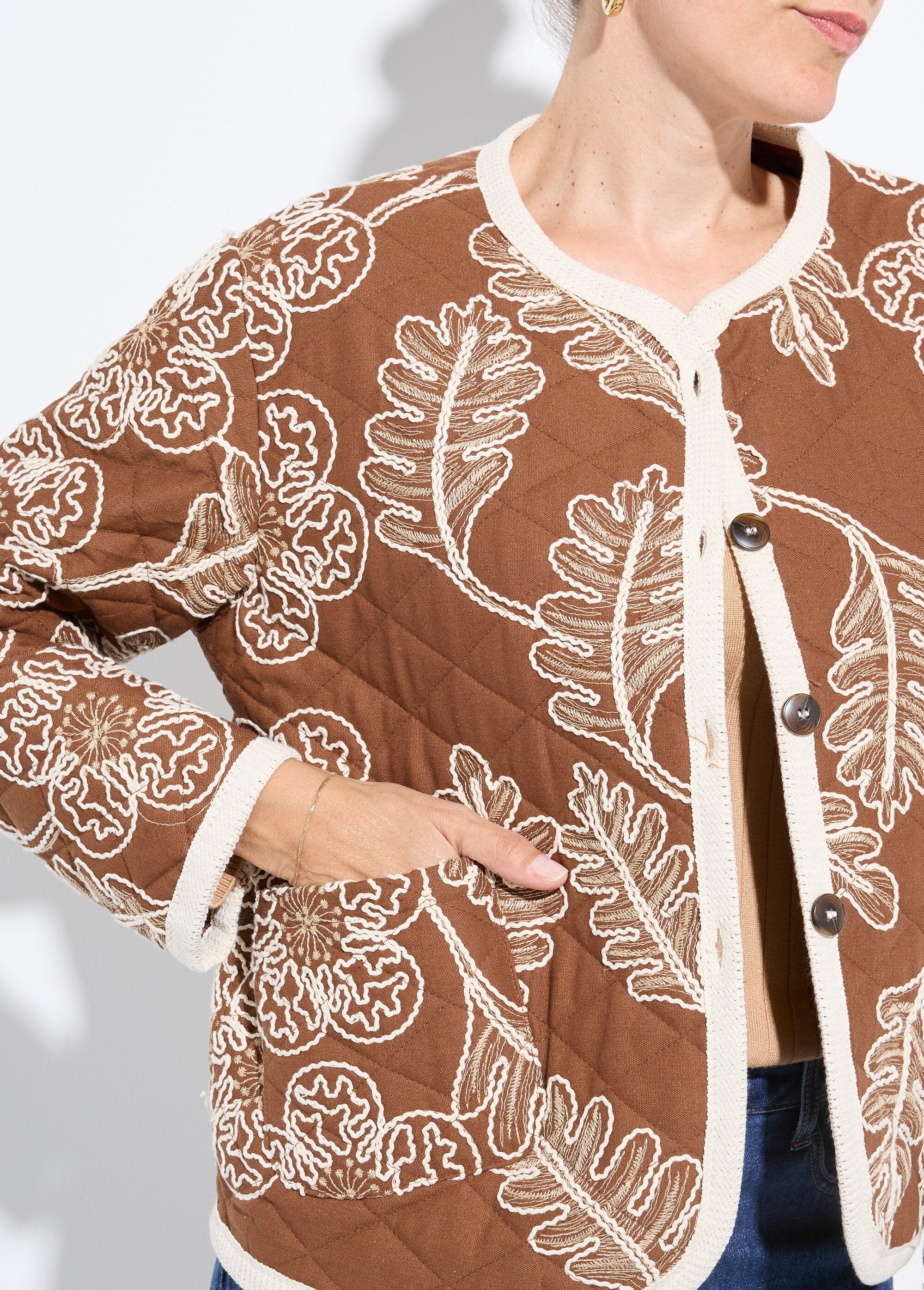 Giacca_trapuntata_con_ricamo_in_twill_Camel_DE1_slim