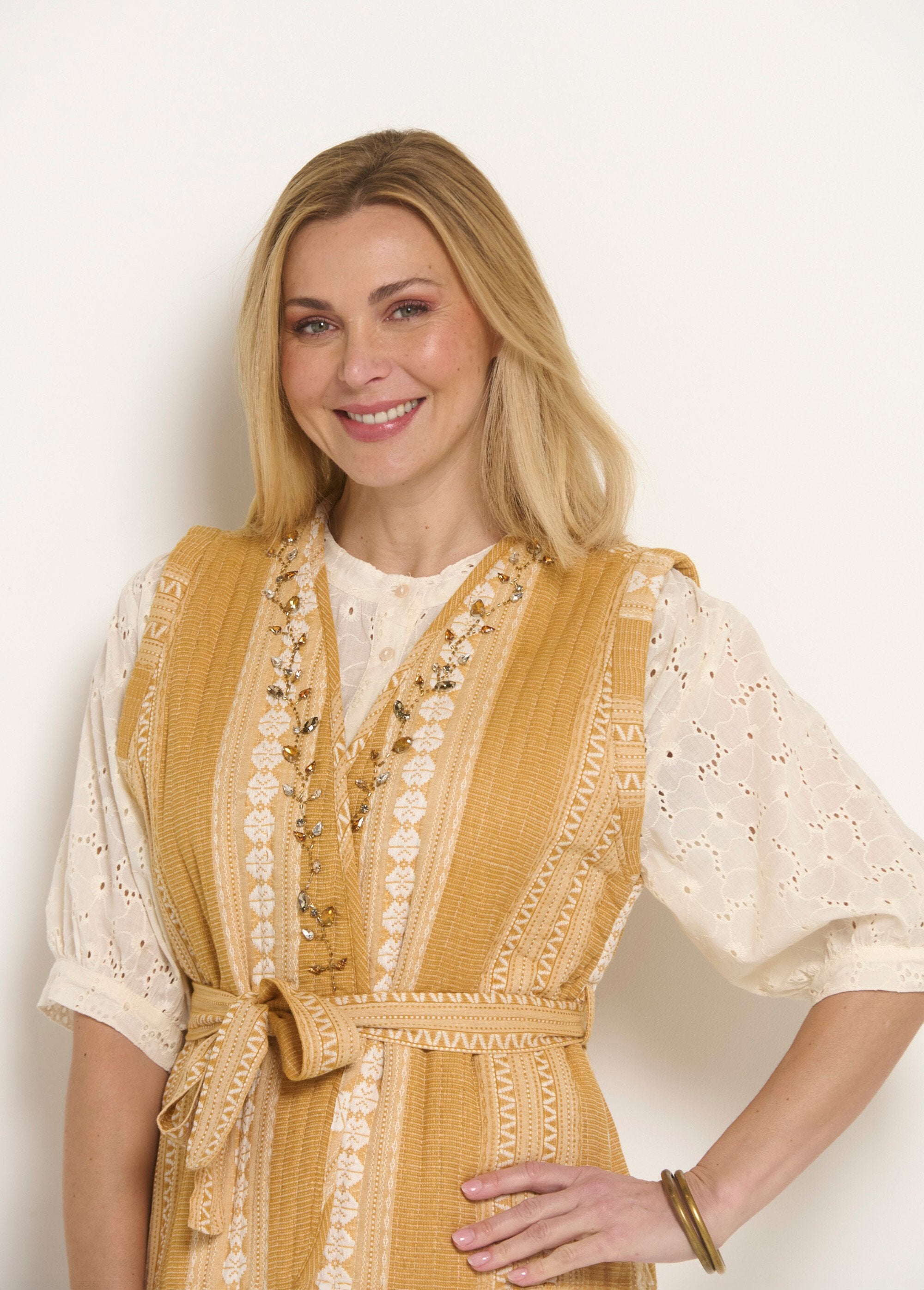 Giacca_trapuntata_senza_maniche_con_dettagli_in_strass_Jaune_DE1_slim