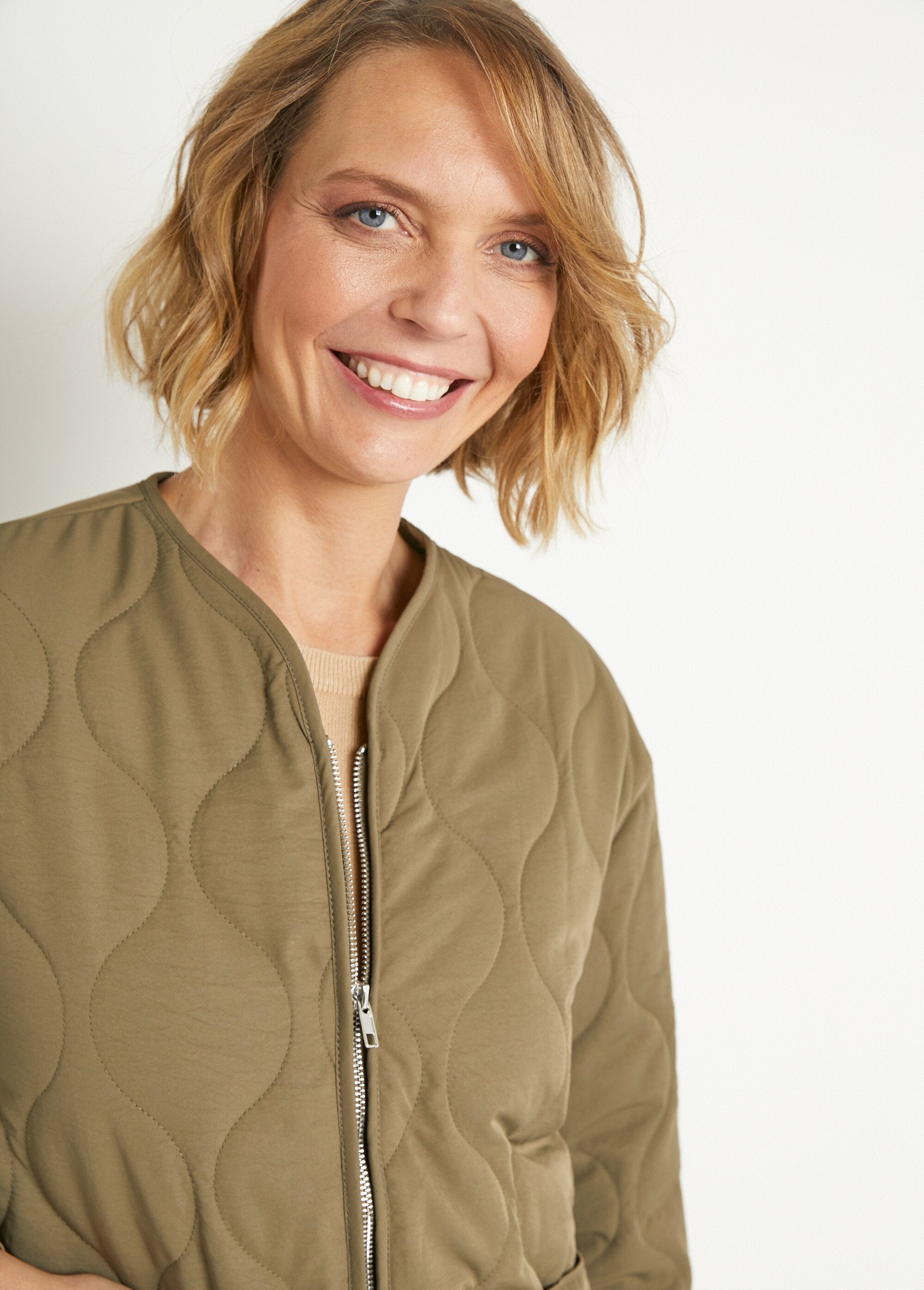 Giacca_trapuntata_a_tinta_unita_con_zip_e_impuntura_Kaki_DE1_slim