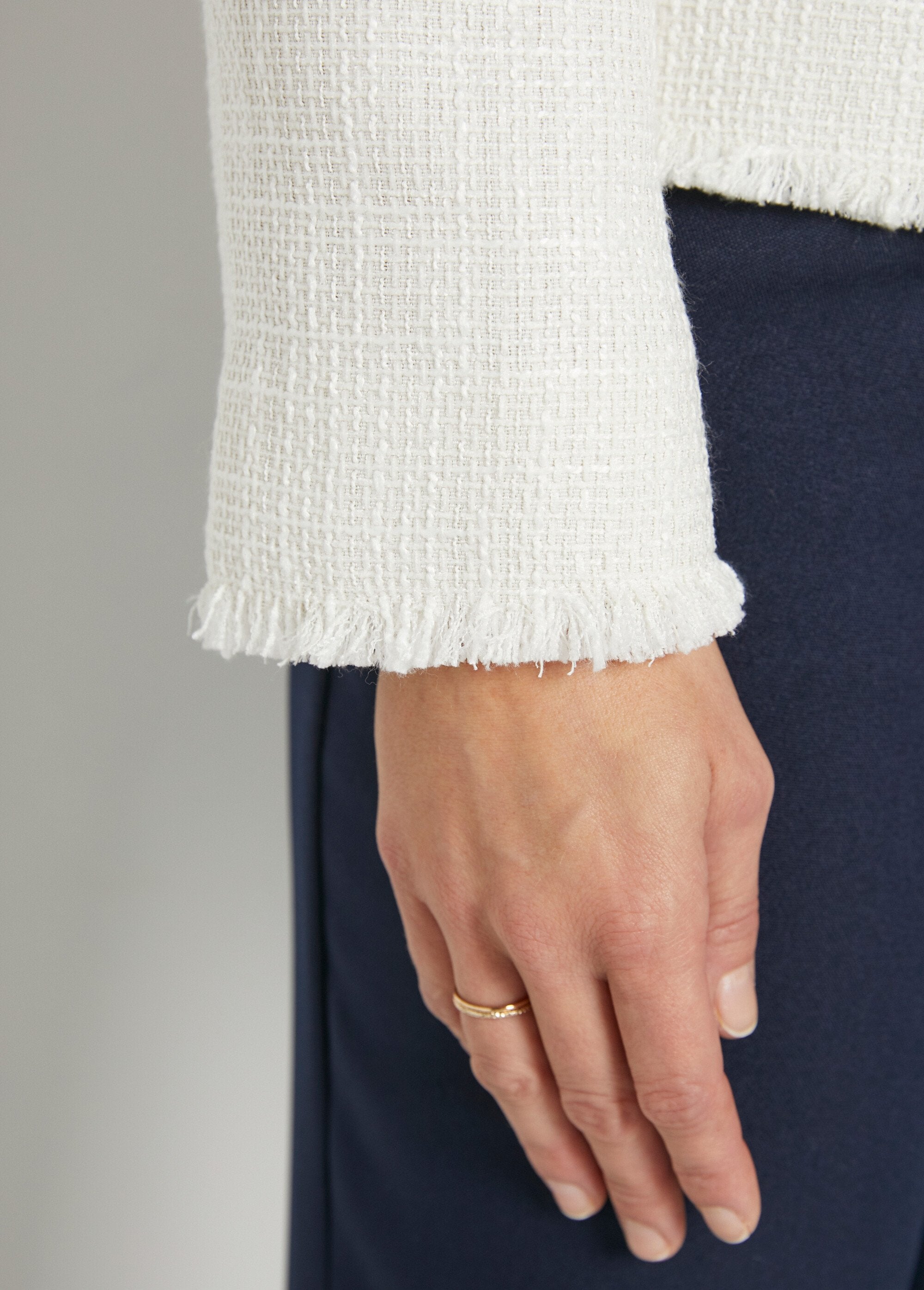 Giacca_corta_senza_colletto_e_senza_bottoni,_in_tessuto_a_tinta_unita_Ecru_DE3_slim