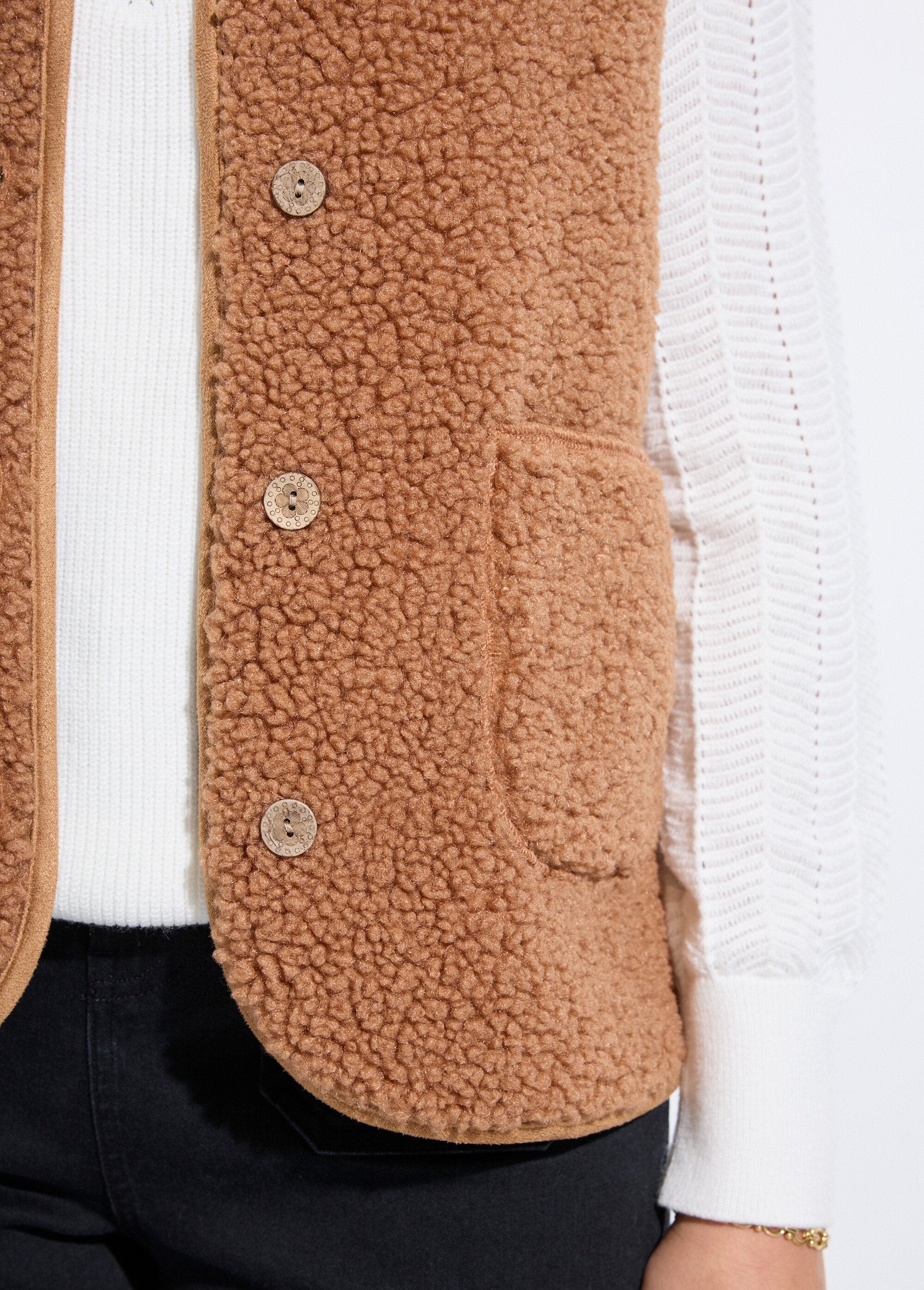 Giacca_senza_maniche_in_sherpa_con_fodera_in_velluto_Caramel_DE1_slim