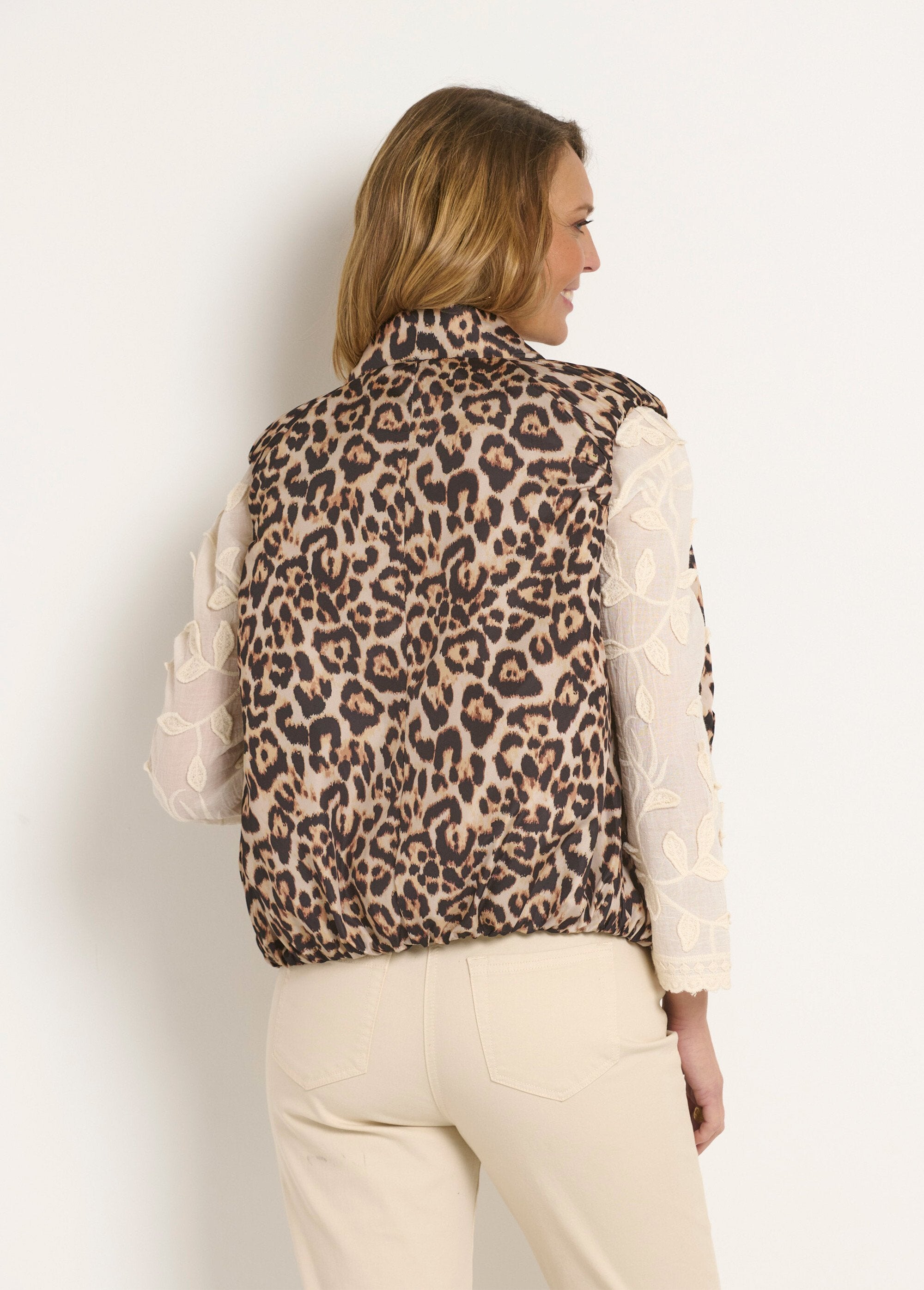 Giacca_senza_maniche_in_raso_trapuntato_leopardato_Leopard_DO1_slim