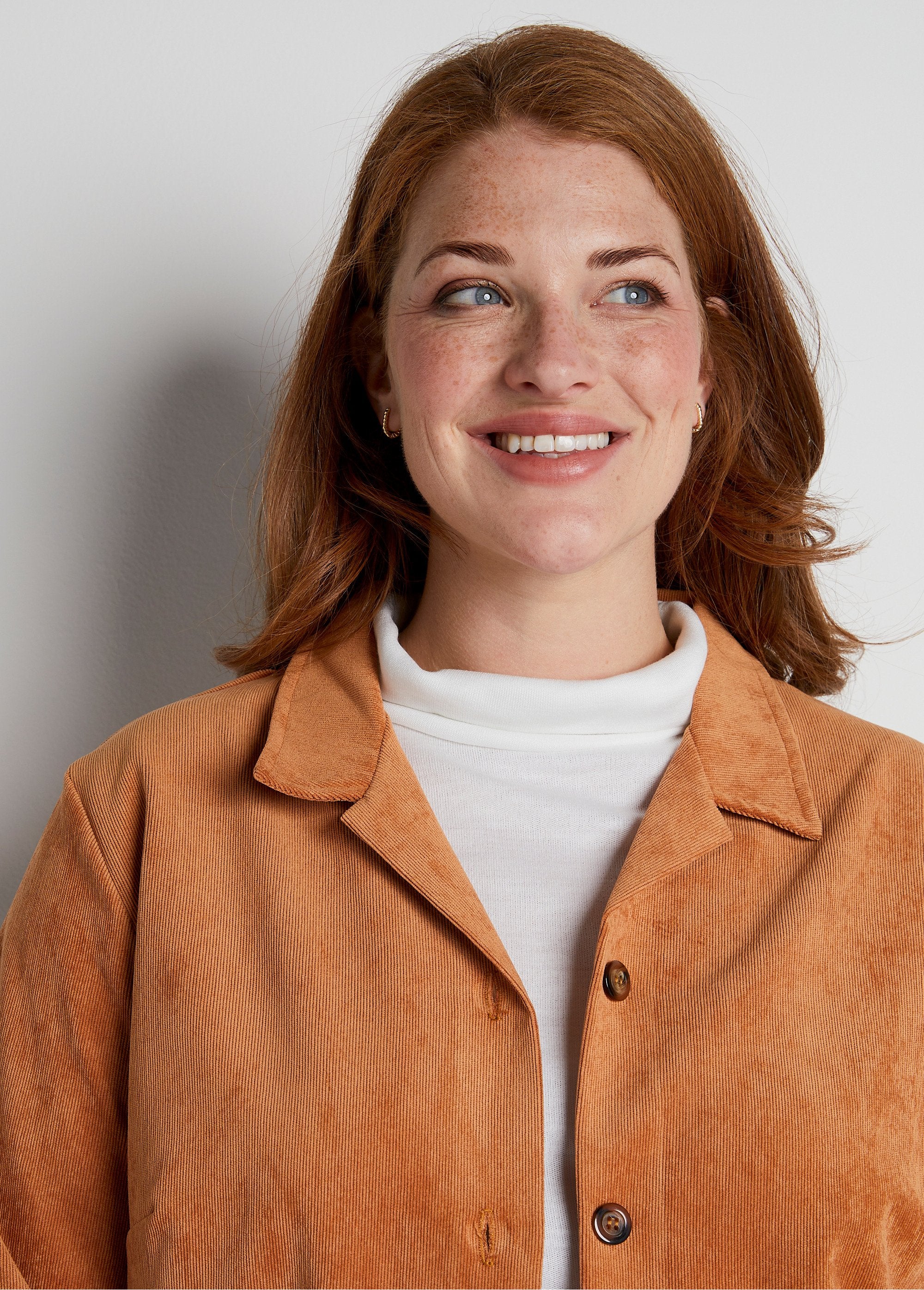 Giacca_overhirt_in_velluto_Milleraies_con_collo_sartoriale_Caramello_DE1_curvy