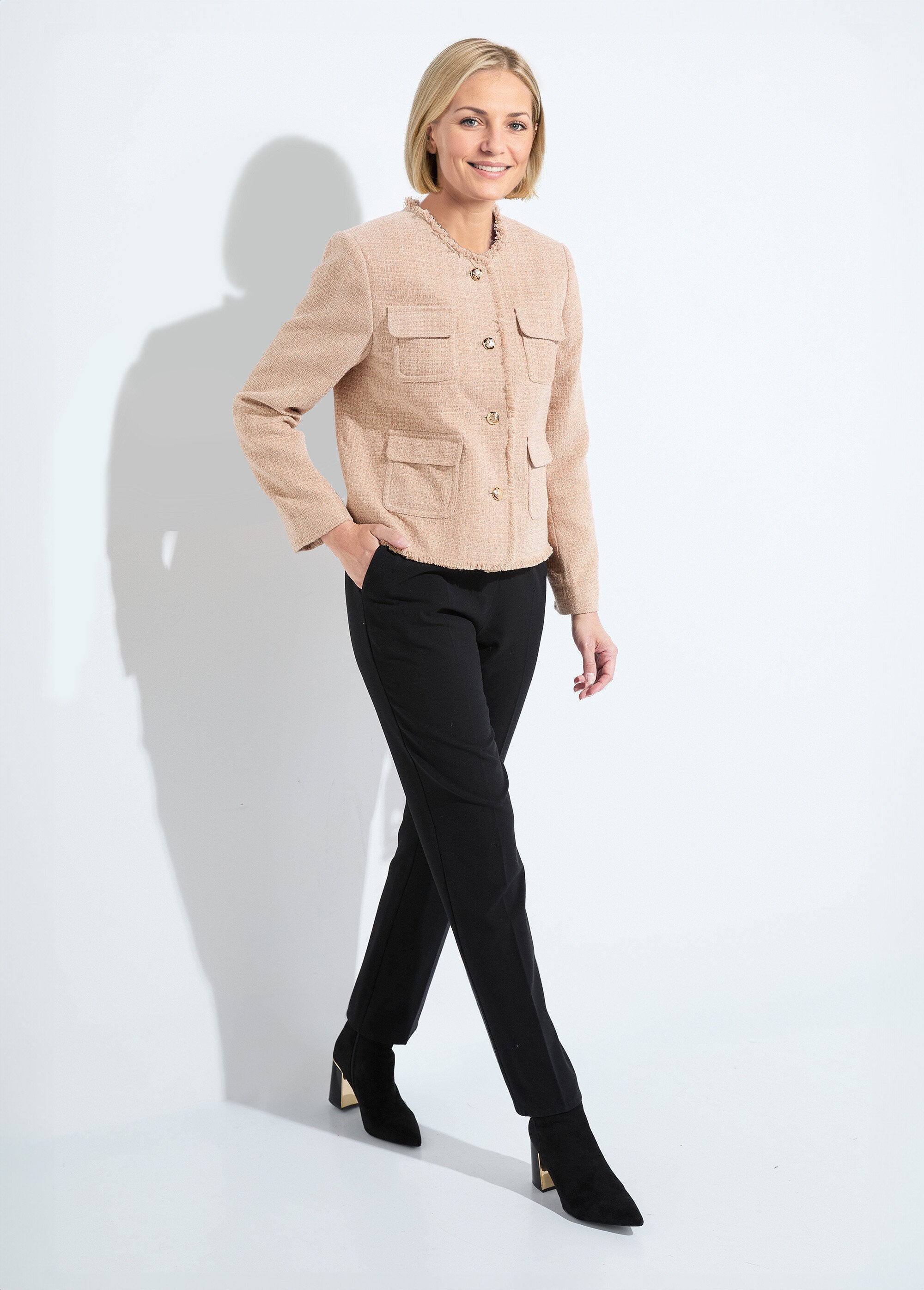 Giacca_in_tweed_senza_colletto_con_frange_e_bottoni_Amande_SF1_slim