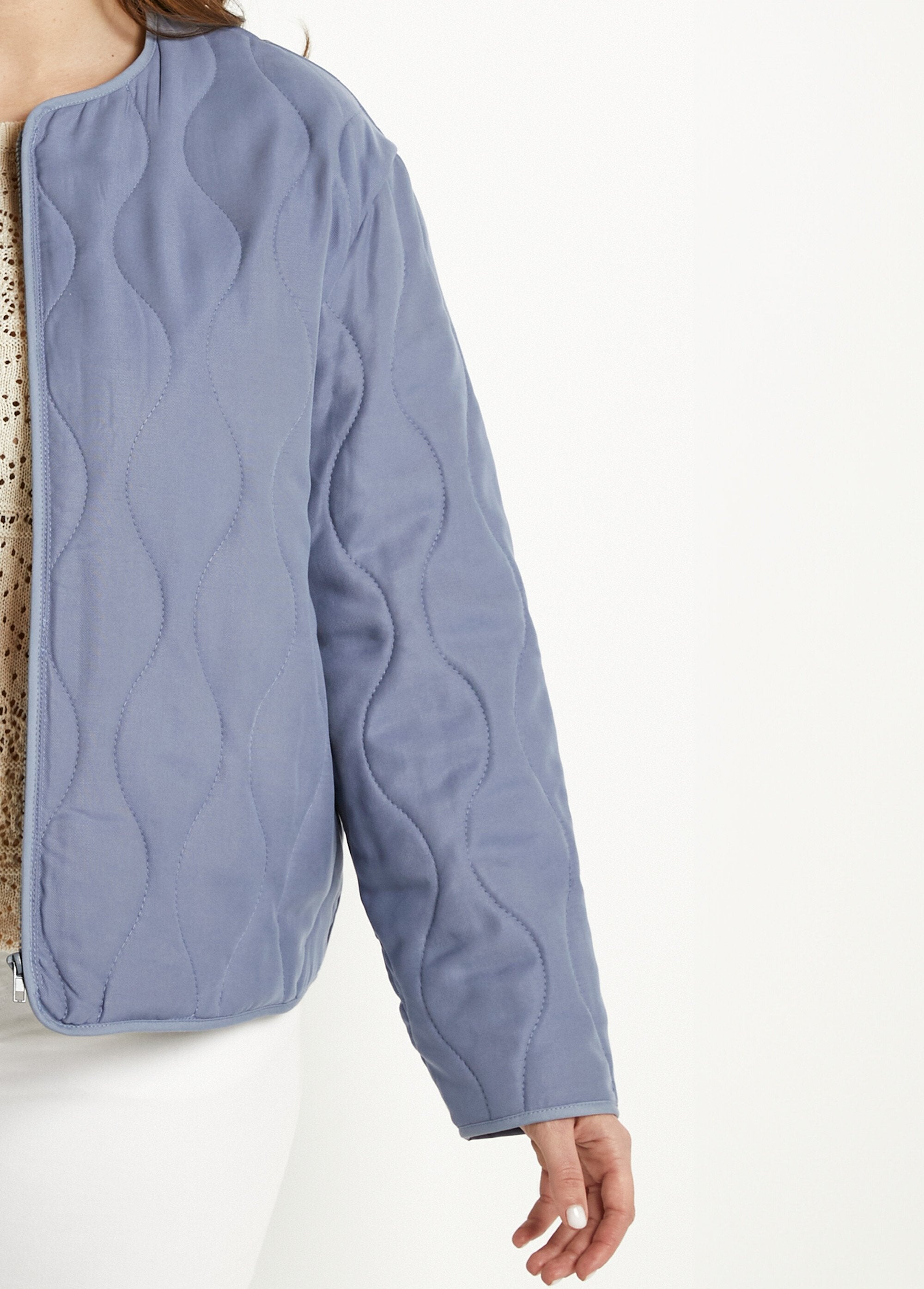 Giacca_trapuntata_a_tinta_unita_con_collo_rotondo_e_zip_corta_Bleu_jean_DE1_curvy