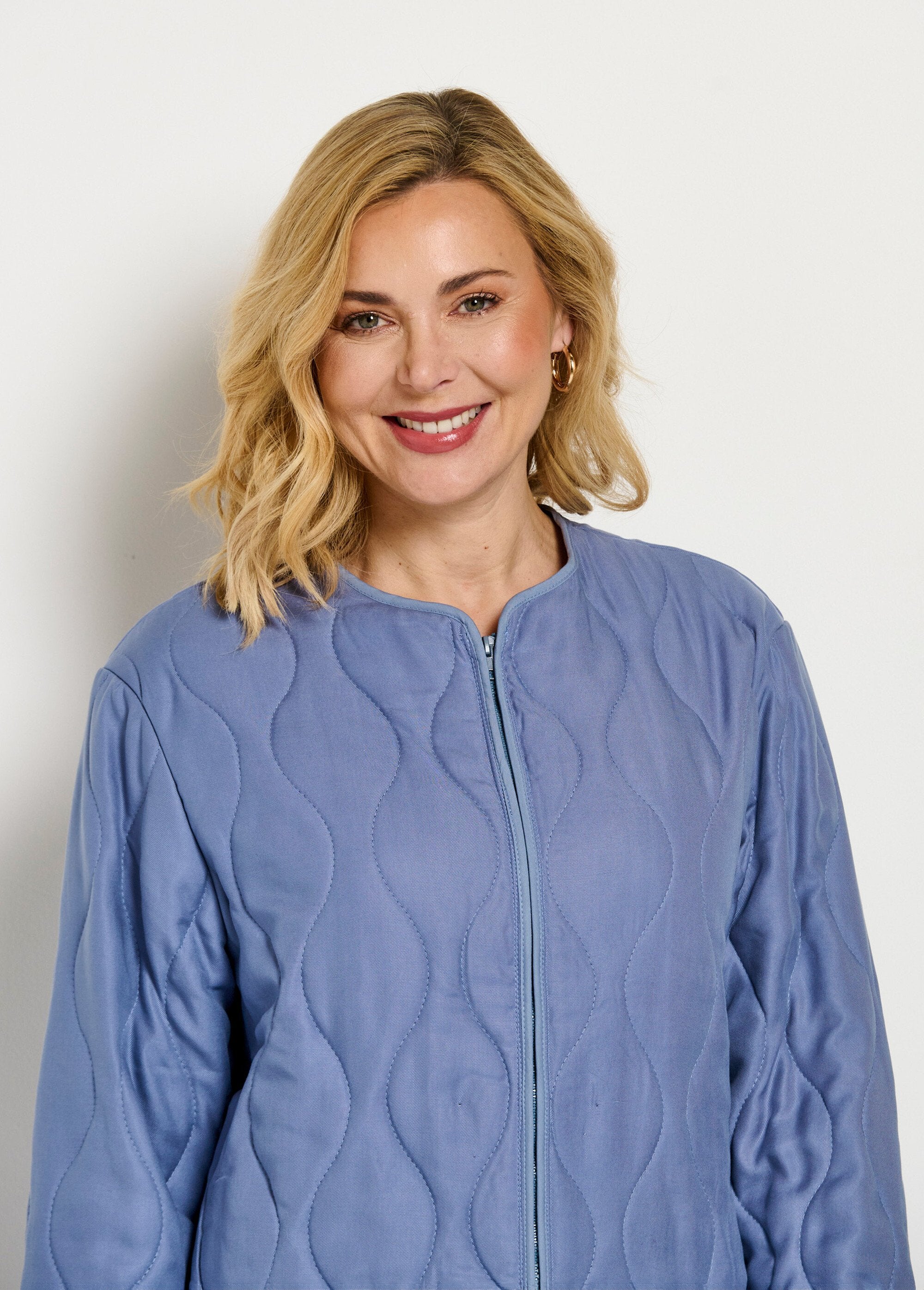 Giacca_trapuntata_a_tinta_unita_con_collo_rotondo_e_zip_corta_Bleu_jean_DE1_slim