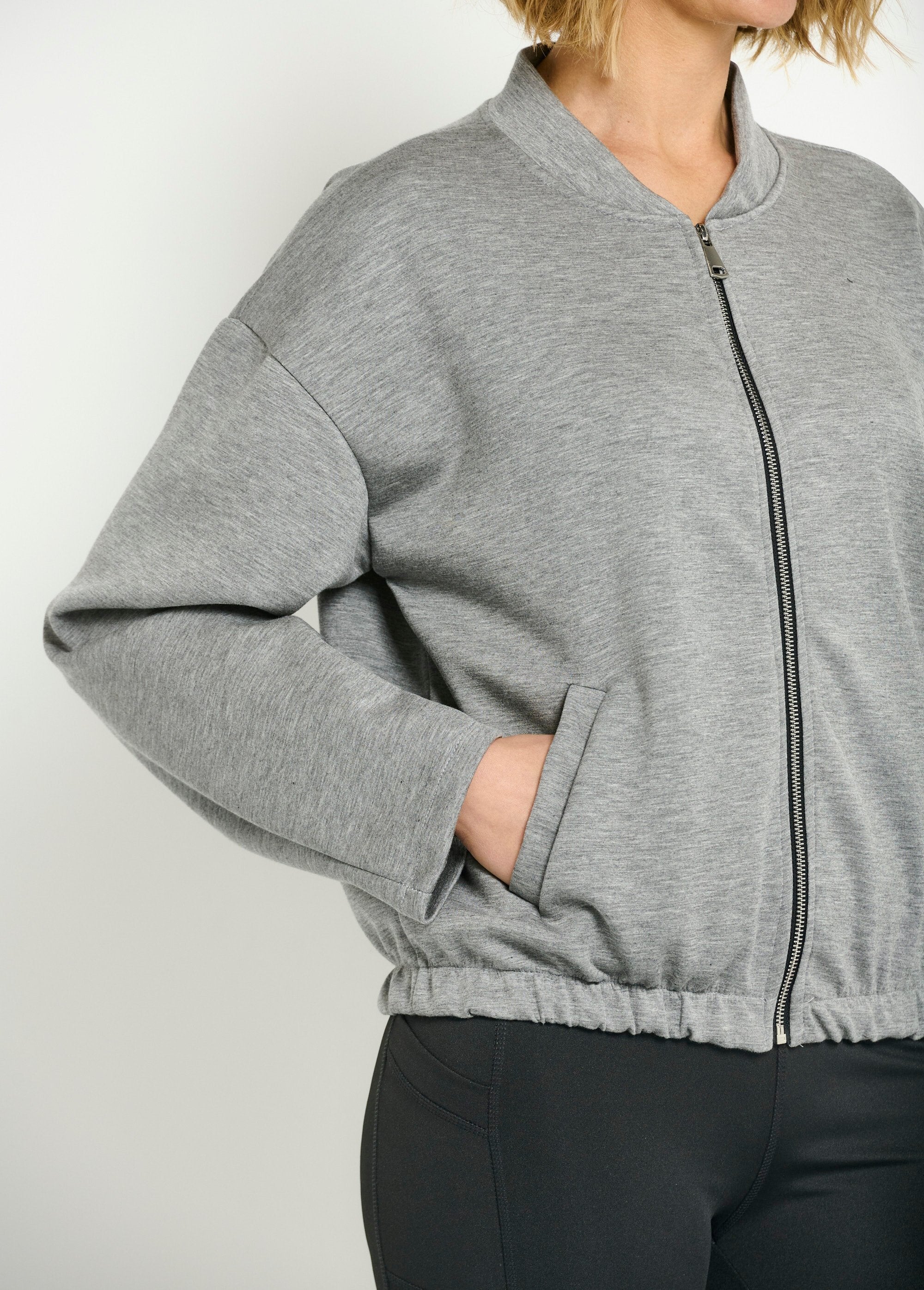 Giacca_in_stile_gattino_con_cerniera_per_il_massimo_comfort_Gris_DE2_slim