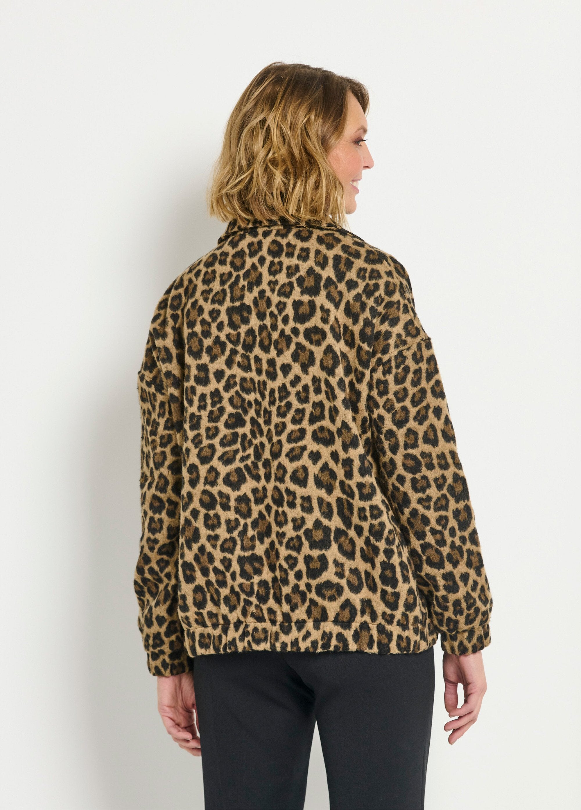 Giacca_leopardata_con_zip_e_tasche_applicate_Leopard_DO1_slim