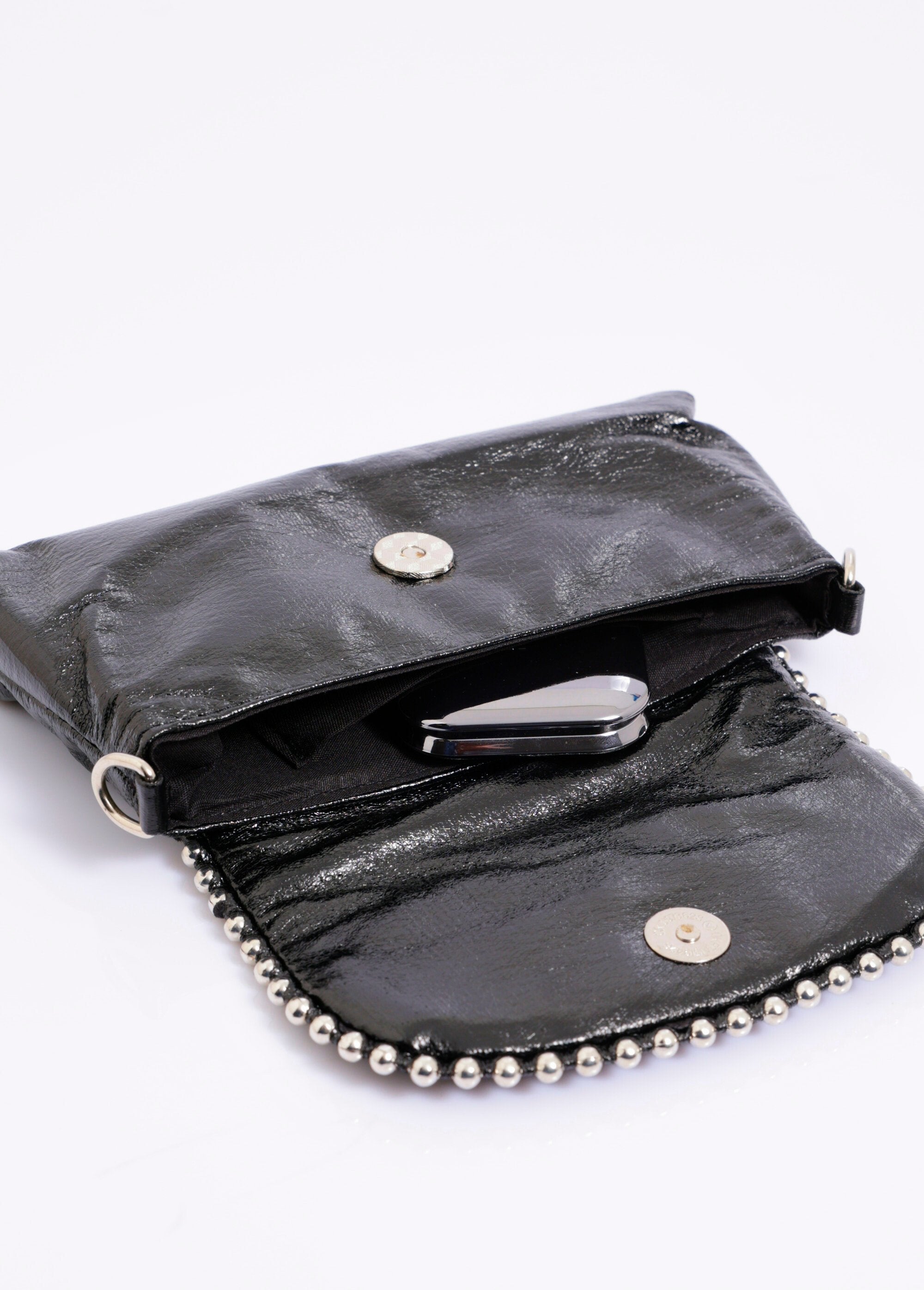 Pochette_con_dettaglio_in_perle_metalliche_Noir_DE1_slim