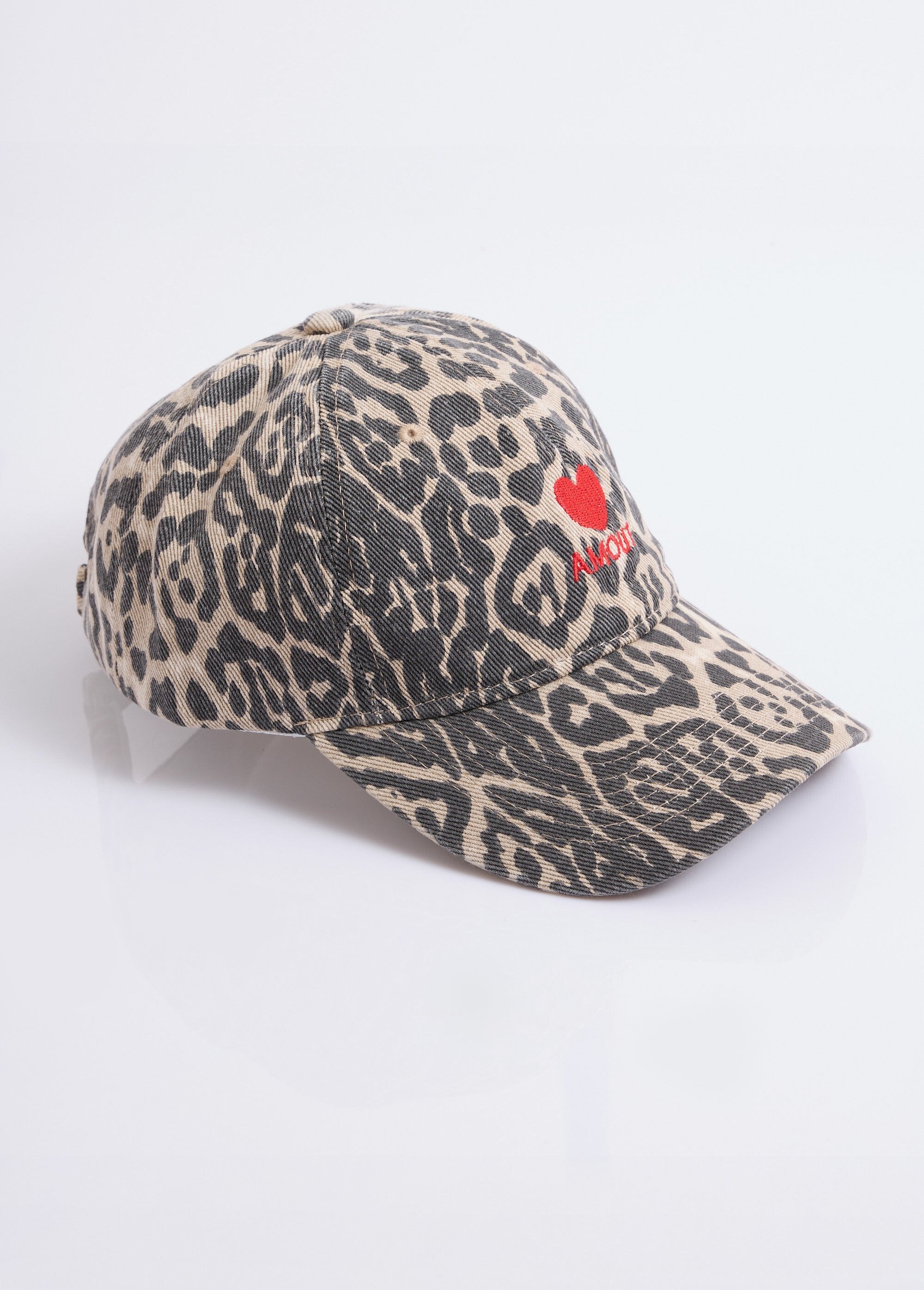 Cappello_in_denim_leopardato_+_cuore_ricamato_Panthere_rouge_FA1_slim
