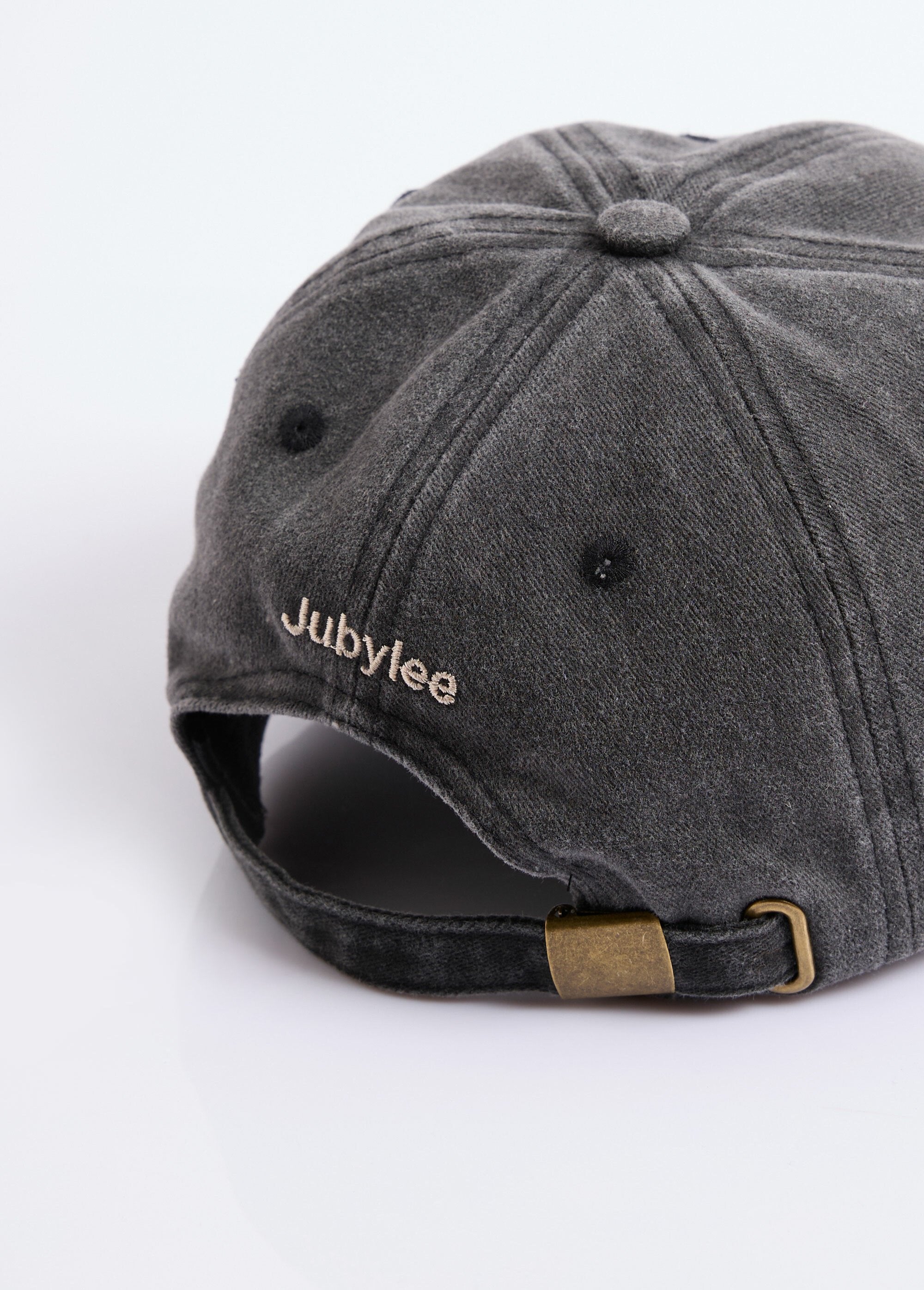 Cappellino_in_denim_usato,_ricamo_a_cuore_Gris_DE1_slim