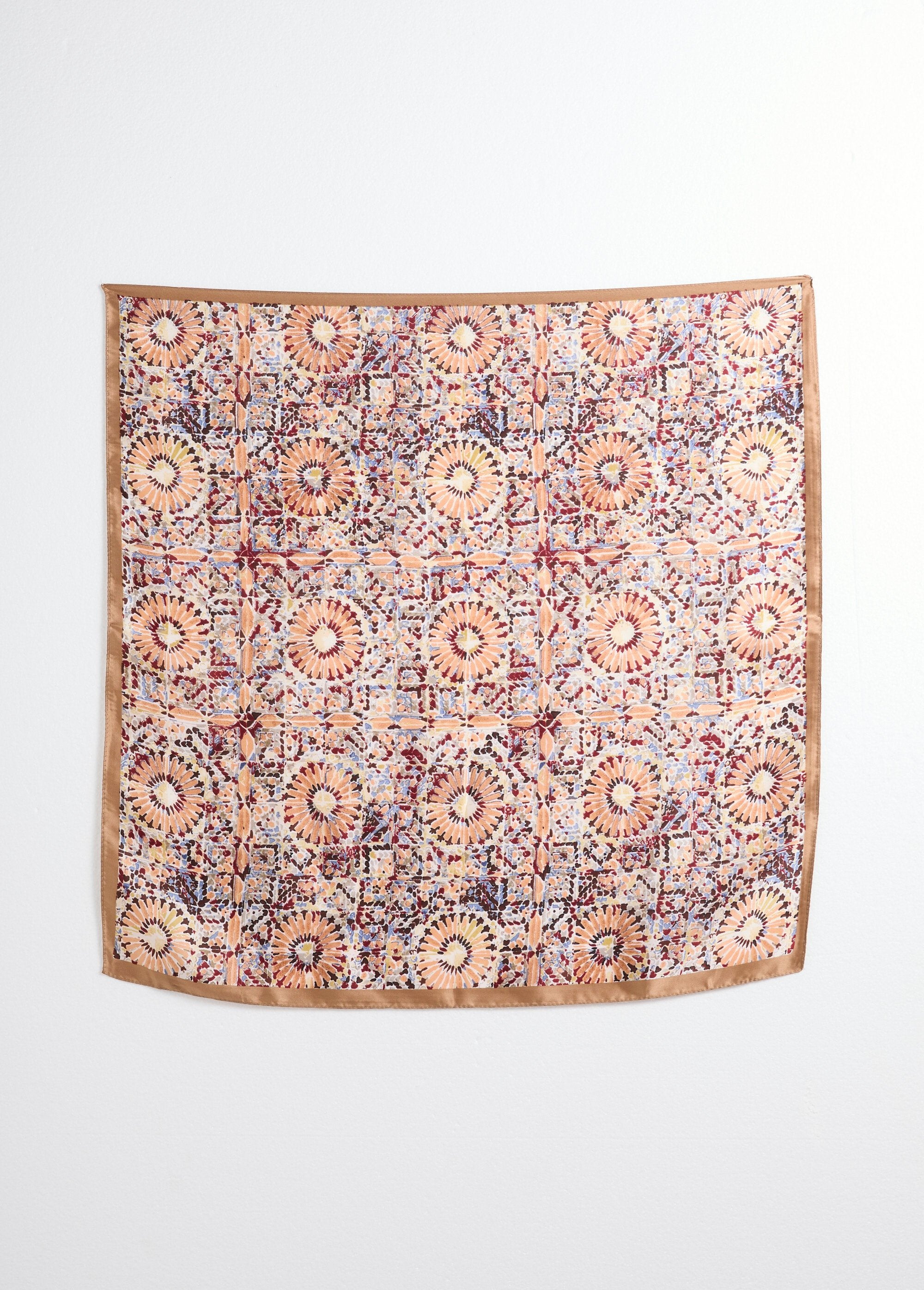 Sciarpa_in_raso_con_stampa_azulejo_Camel_imprime_DE1_slim