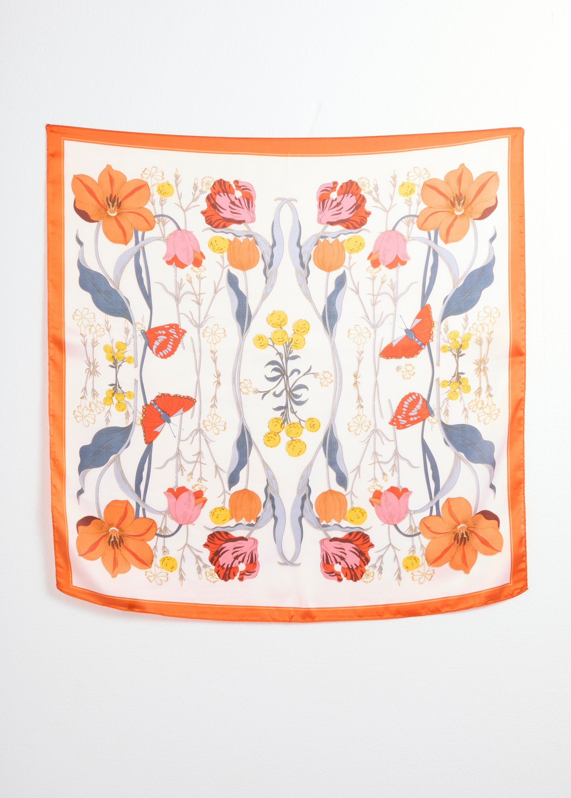 Sciarpa_in_raso_con_stampa_a_tulipani_Imprime_orange_DE1_slim