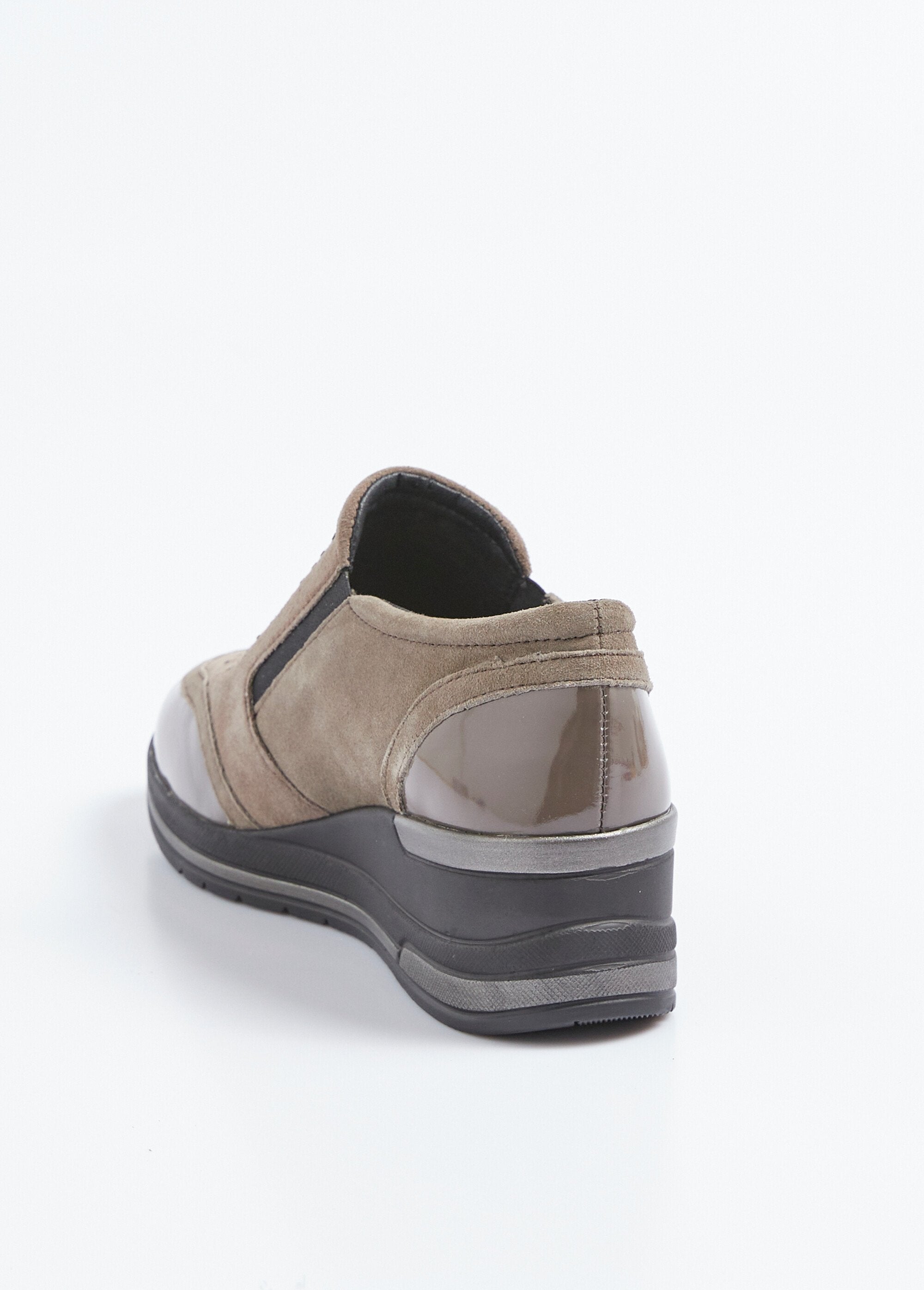 Scarpe_da_ginnastica_con_zeppa,_in_pelle_scamosciata_e_vernice_Taupe_DO1_slim