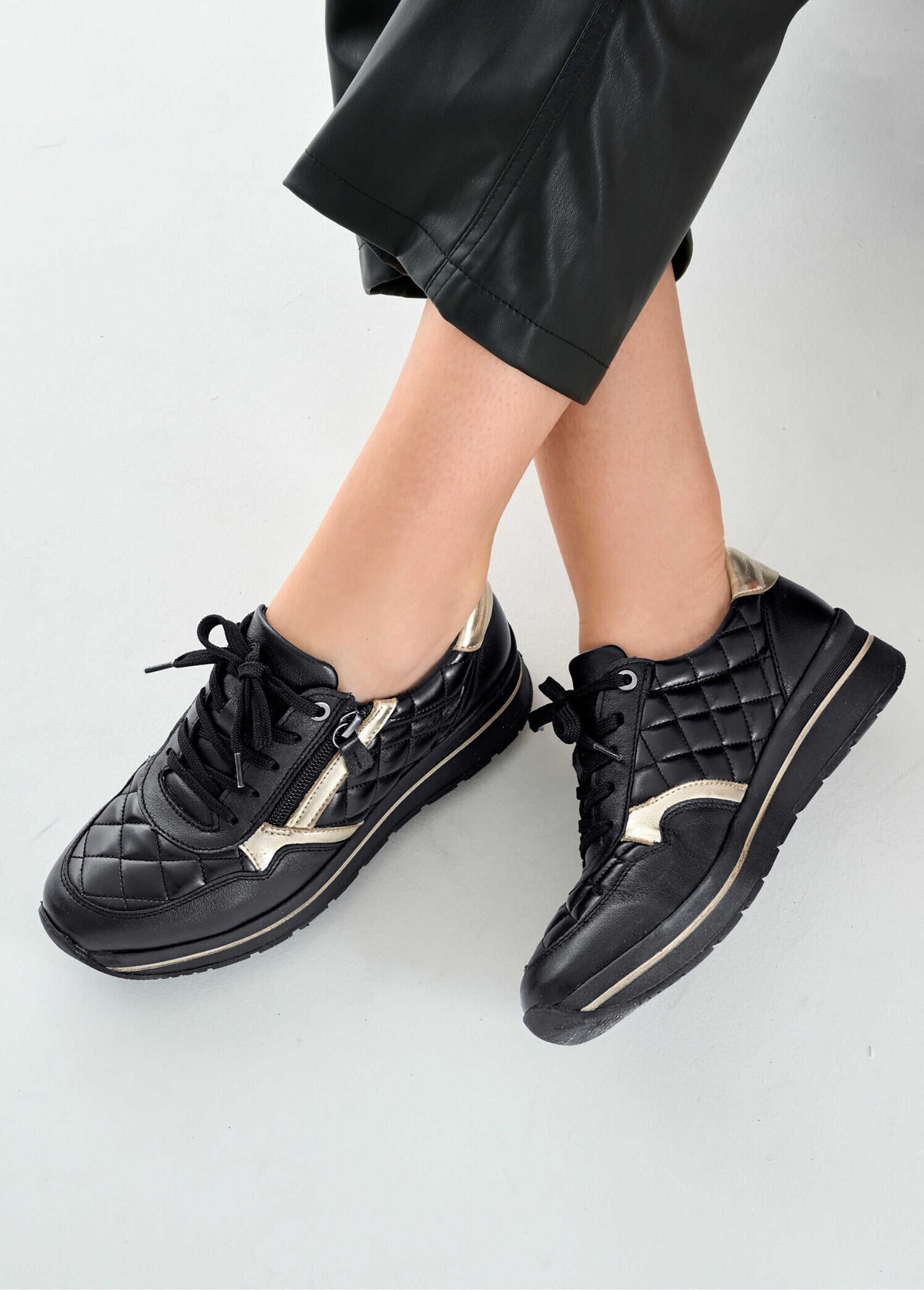 Scarpe_da_ginnastica_di_larghezza_comfort_con_zip_in_pelle_NERO_SF1_slim