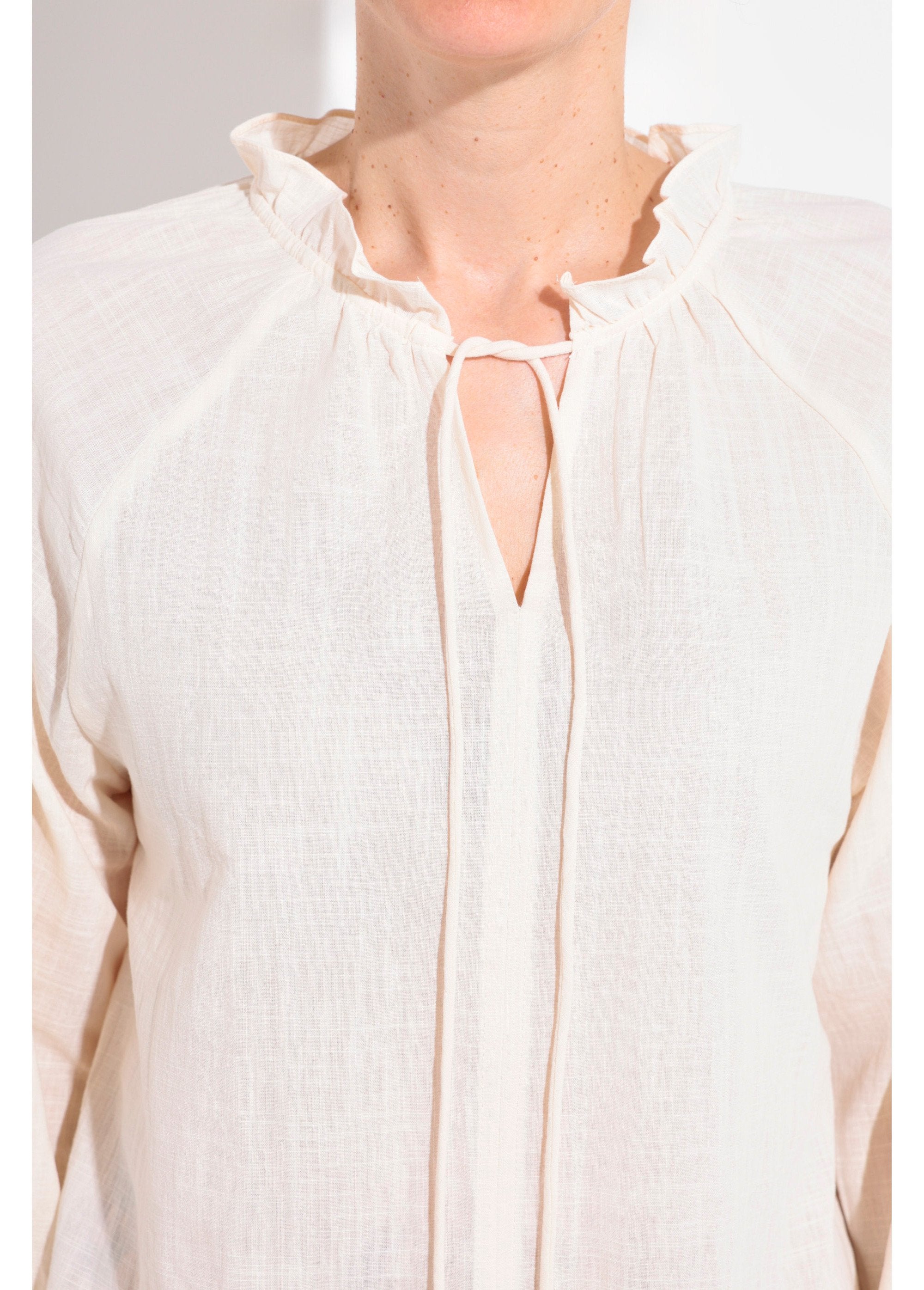 Camicetta_aderente_con_scollo_a_V_e_chiusura_a_cravatta_Beige_DE1_slim