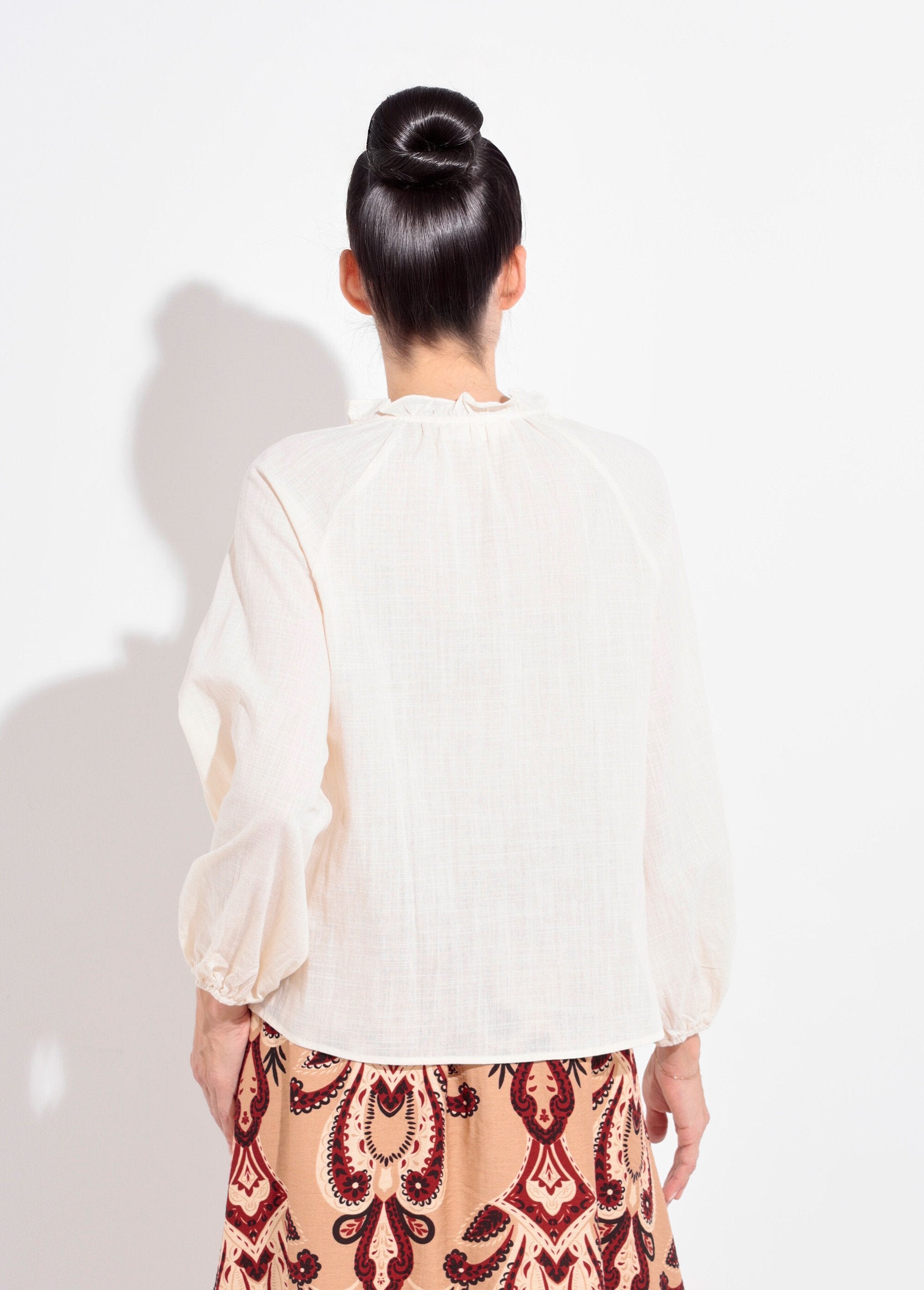 Camicetta_aderente_con_scollo_a_V_e_chiusura_a_cravatta_Beige_DO1_slim