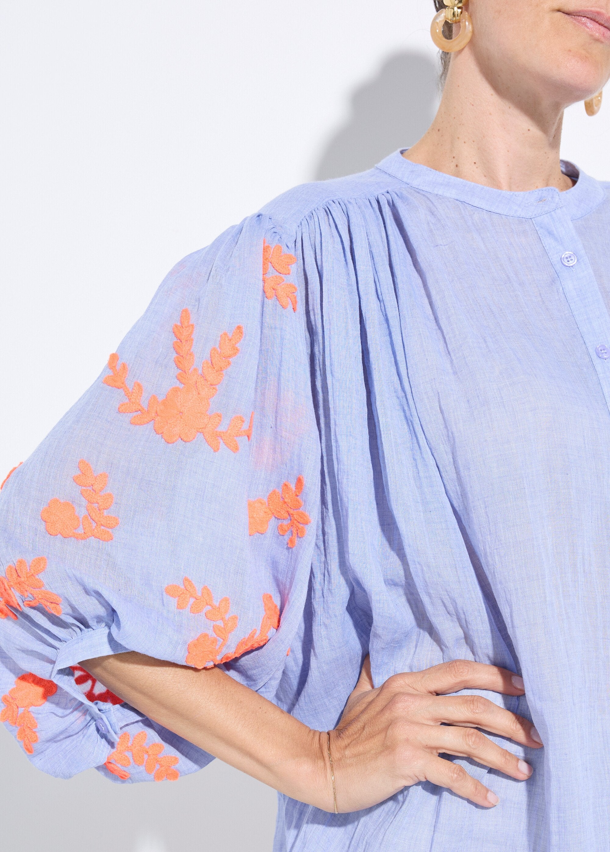 Camicetta_in_Chambray,_ricamo_a_contrasto_Bleu_DE1_slim