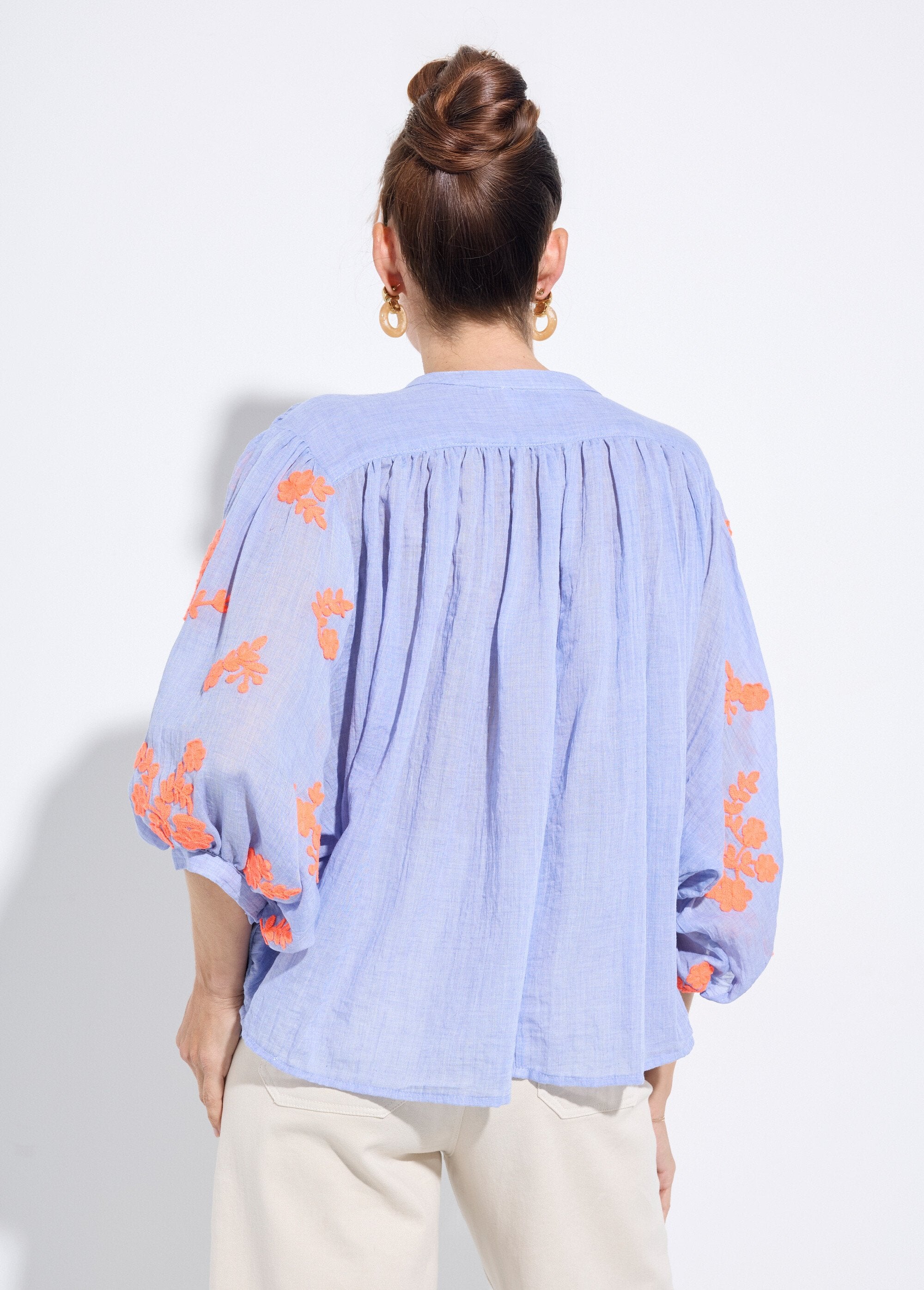 Camicetta_in_Chambray,_ricamo_a_contrasto_Bleu_DO1_slim