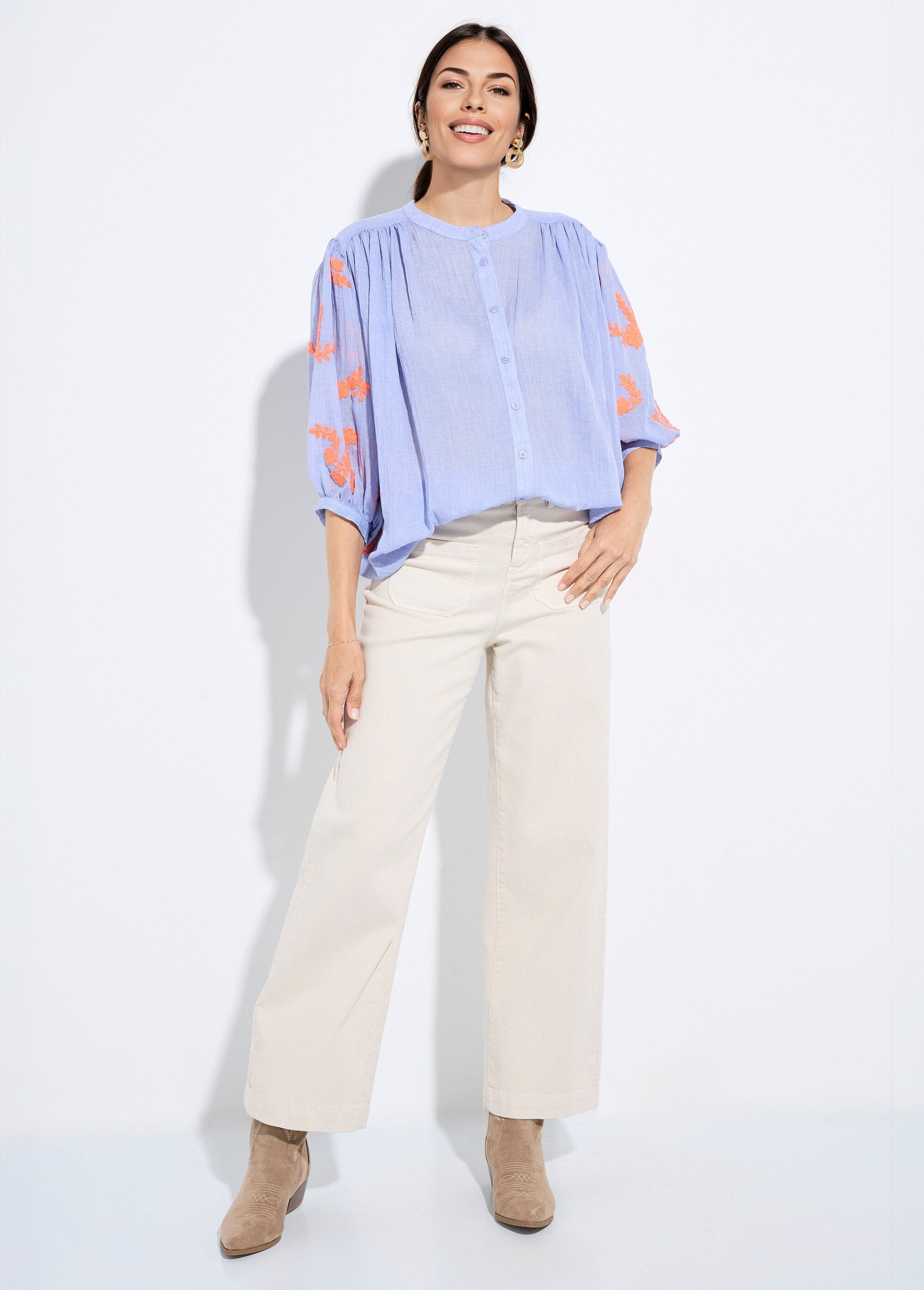 Camicetta_in_Chambray,_ricamo_a_contrasto_Bleu_SF1_slim