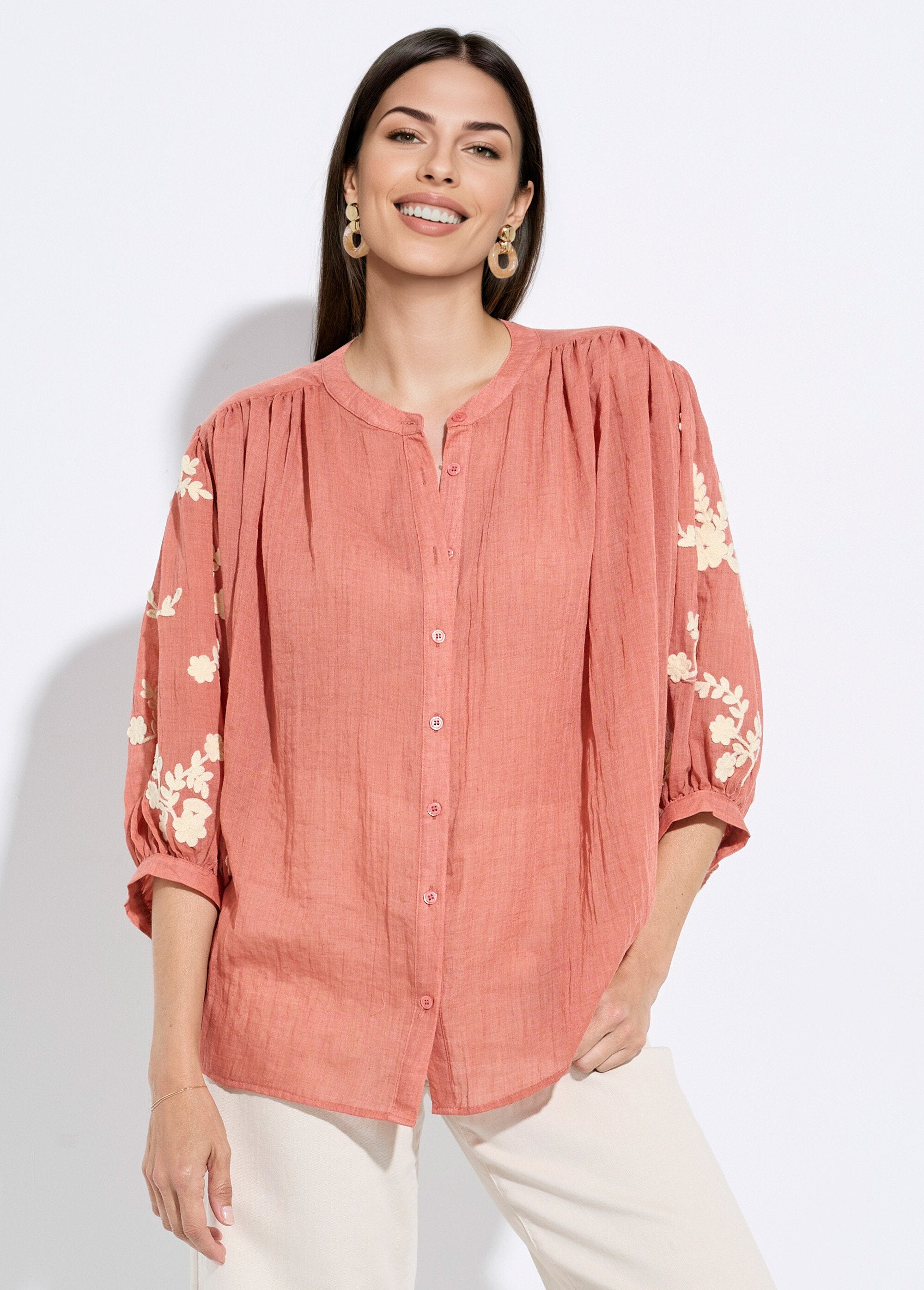 Camicetta_in_Chambray,_ricamo_a_contrasto_Brique_FA1_slim