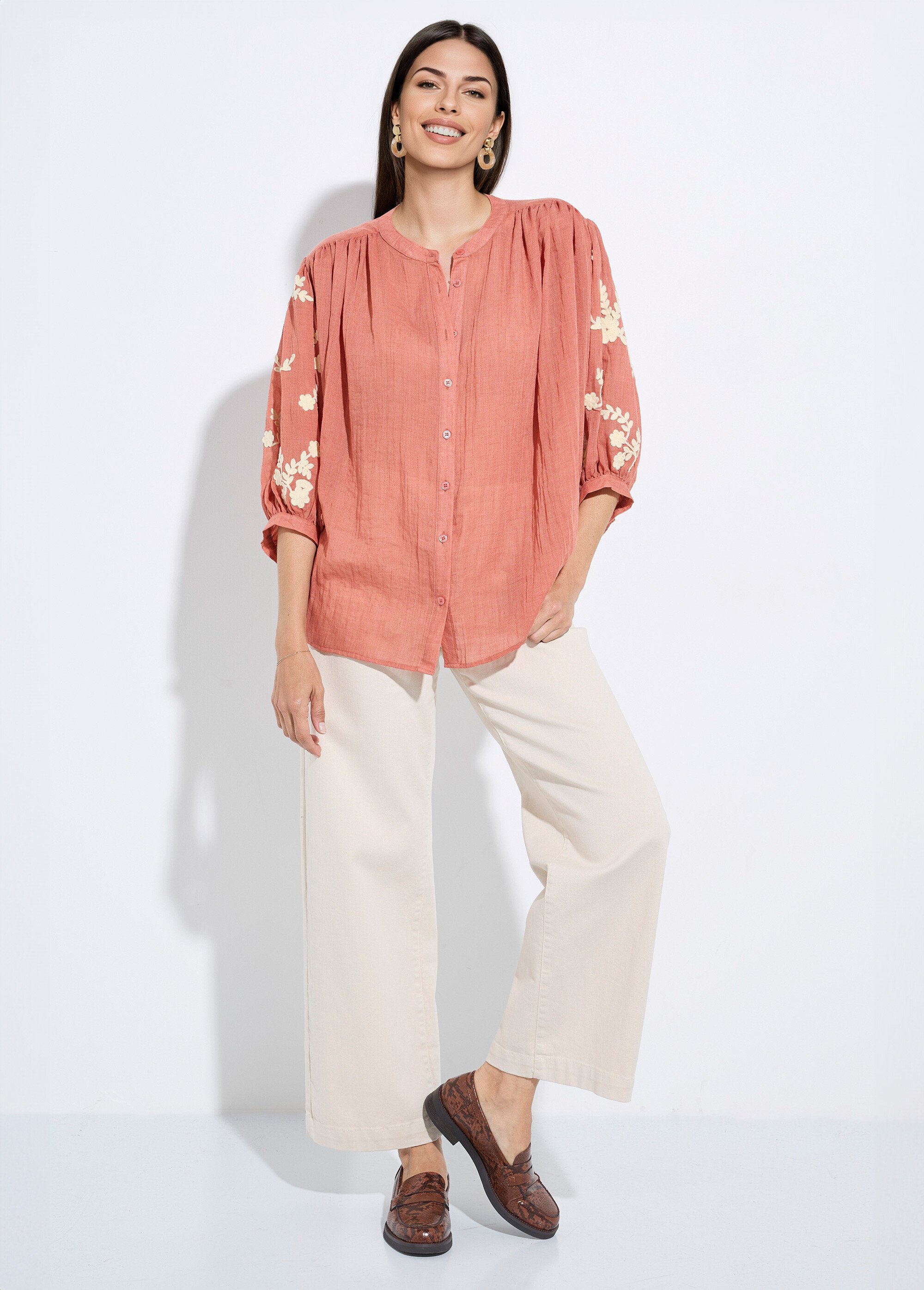 Camicetta_in_Chambray,_ricamo_a_contrasto_Brique_SF1_slim