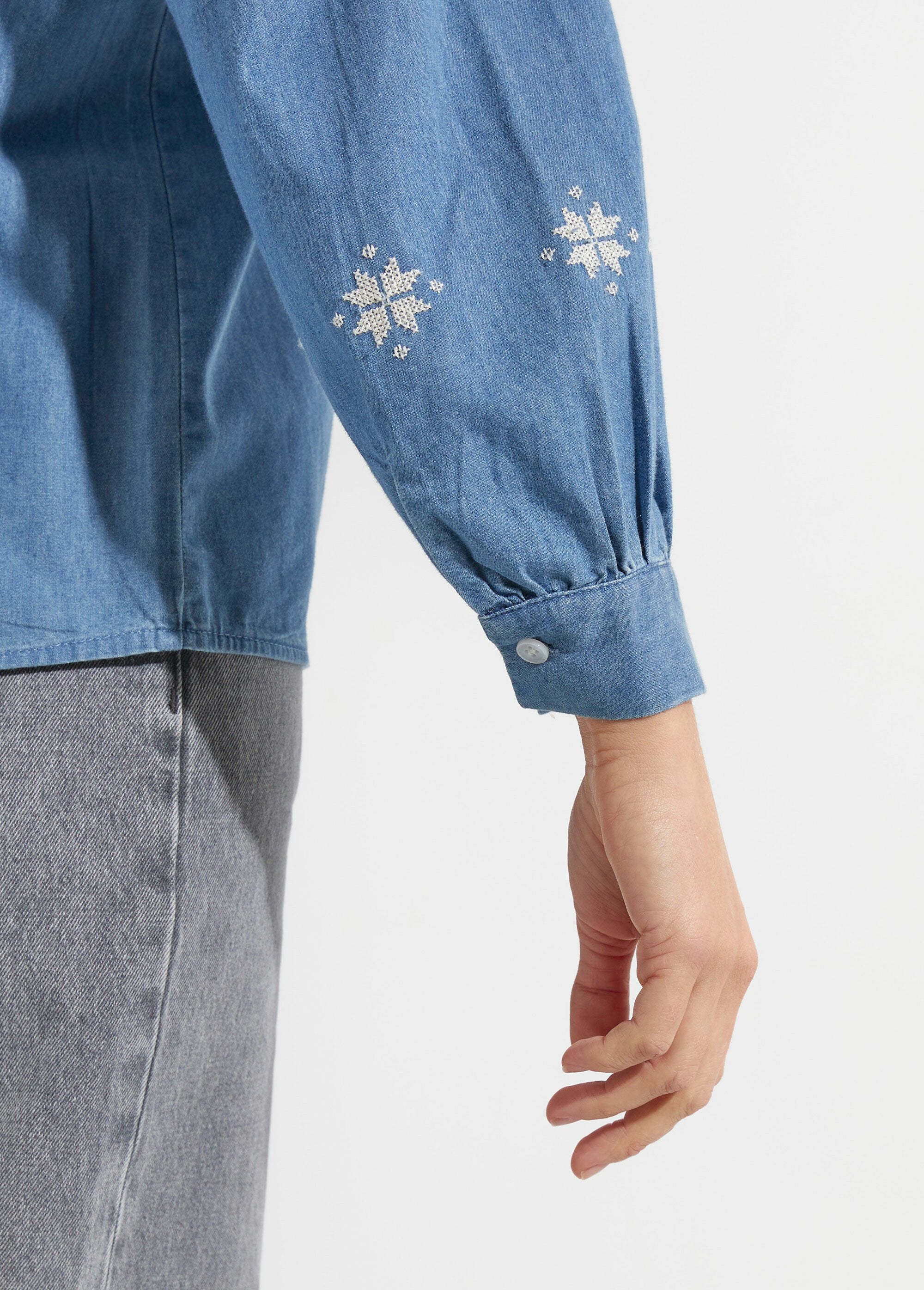Camicetta_in_Chambray_con_ricamo_a_punto_croce_Bleu_stone_DE1_slim