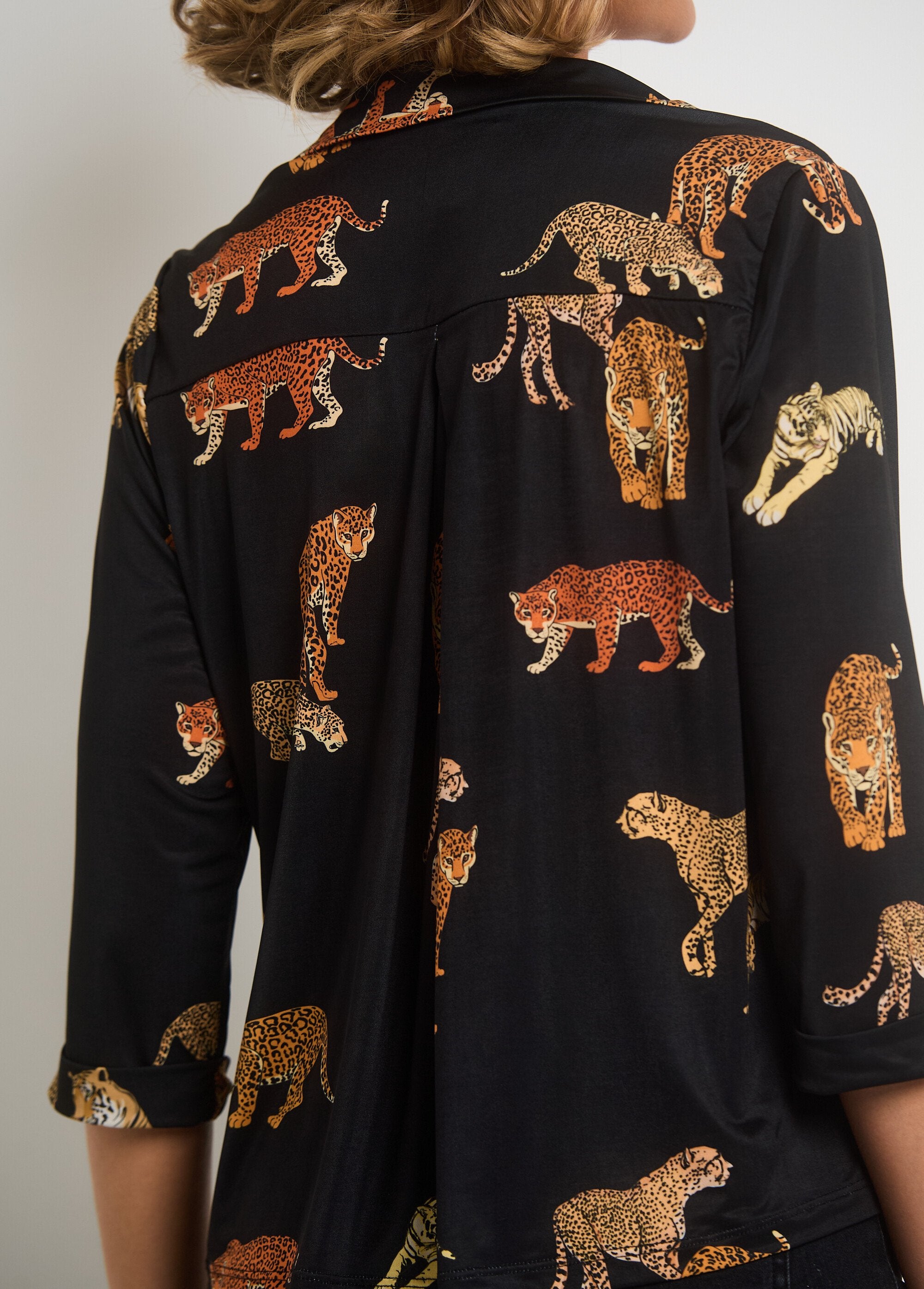 Camicetta_corta_con_scollo_a_V_e_stampa_animalier_Noir_imprime_DE2_slim