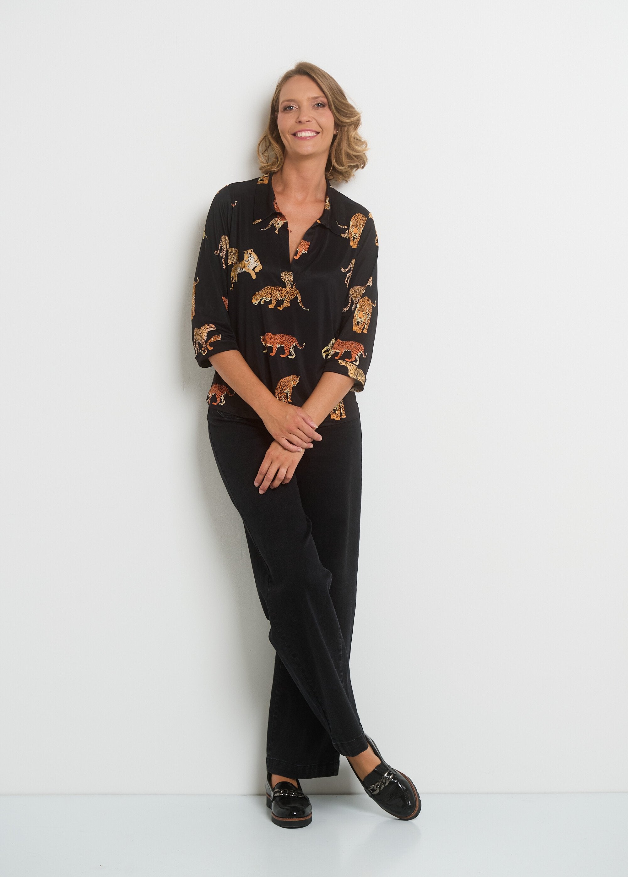 Camicetta_corta_con_scollo_a_V_e_stampa_animalier_Noir_imprime_SF1_slim
