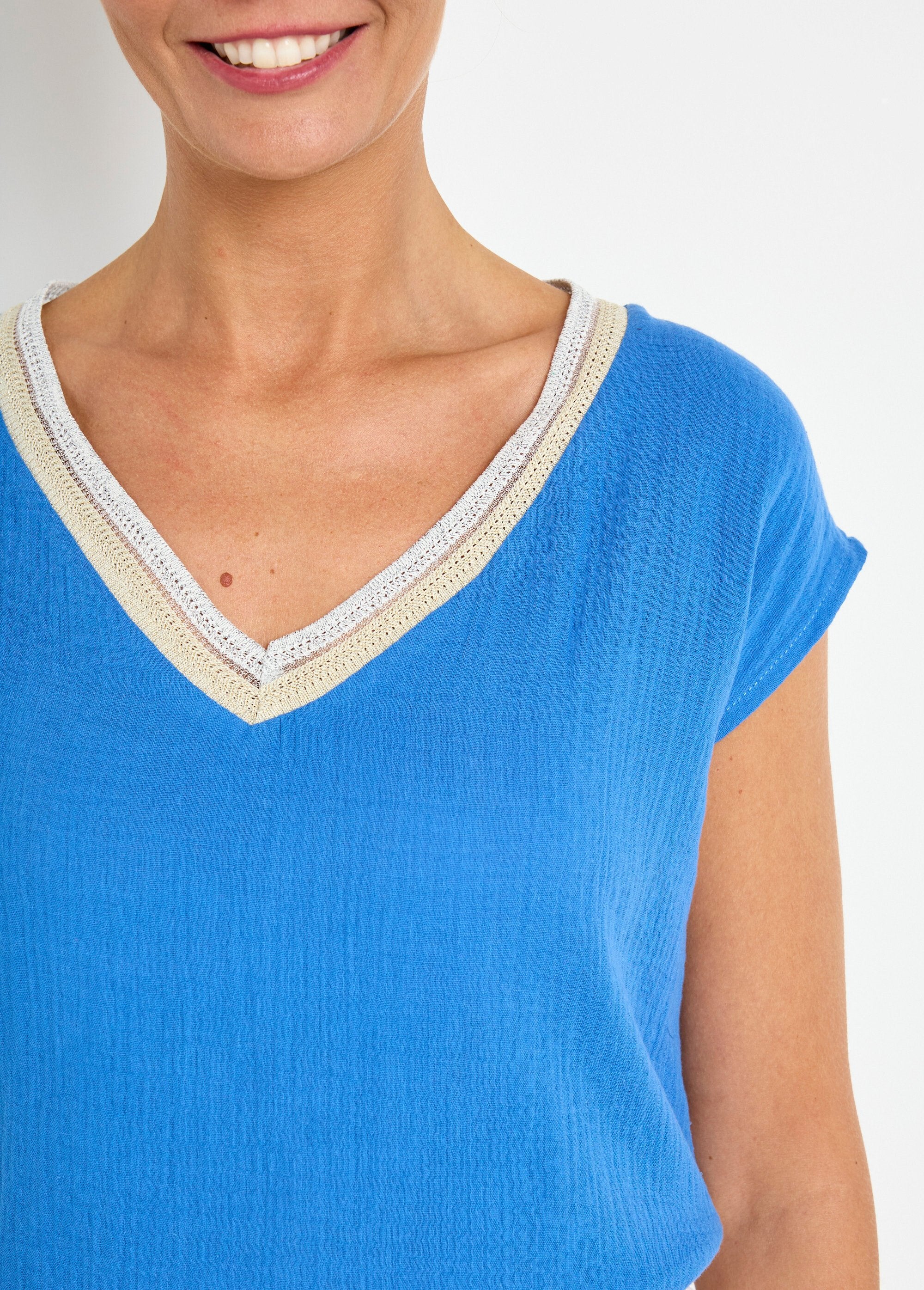 Camicetta_in_garza_di_cotone_con_scollo_a_V_a_treccia_Bleu_DE1_slim