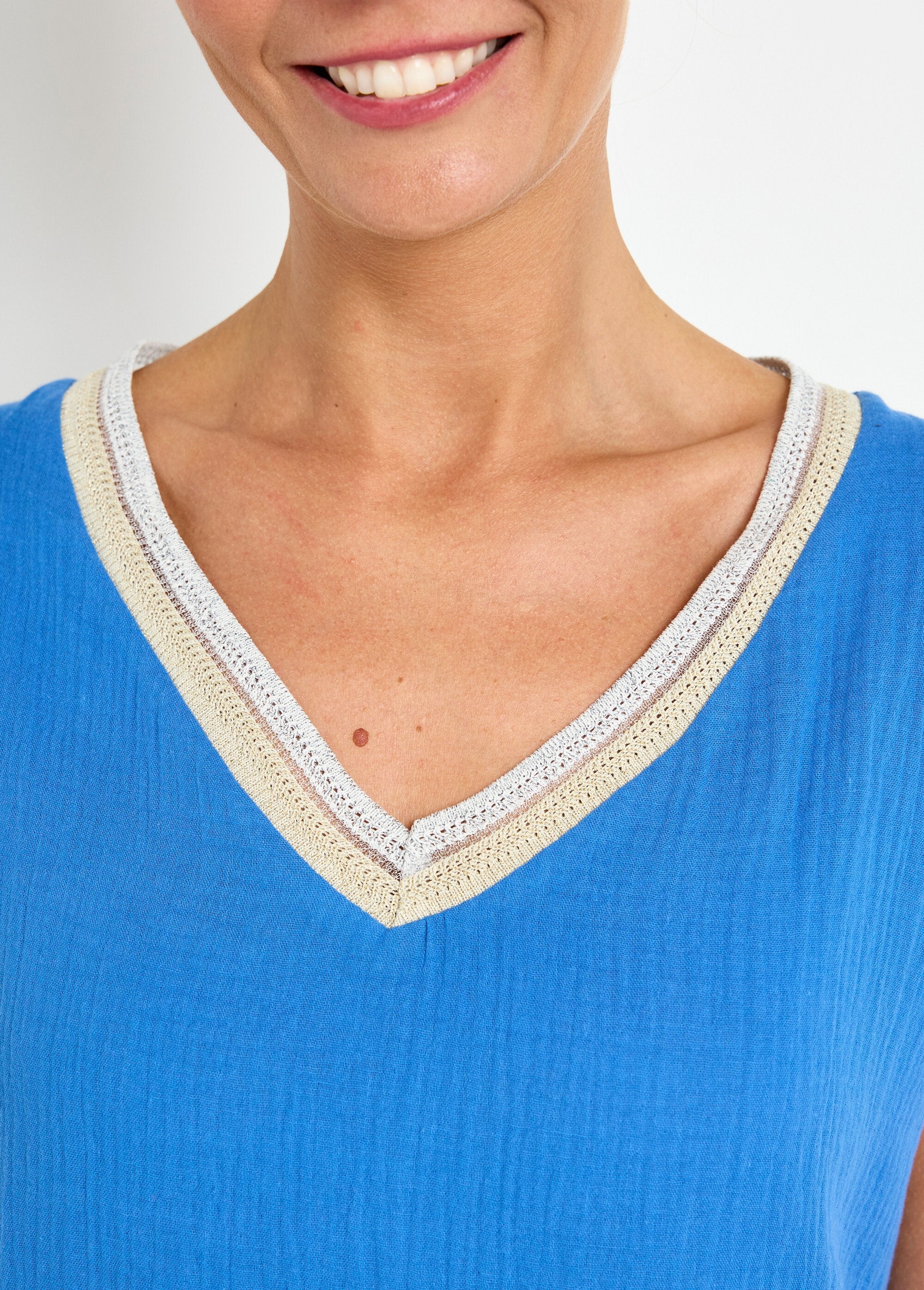 Camicetta_in_garza_di_cotone_con_scollo_a_V_a_treccia_Bleu_DE2_slim