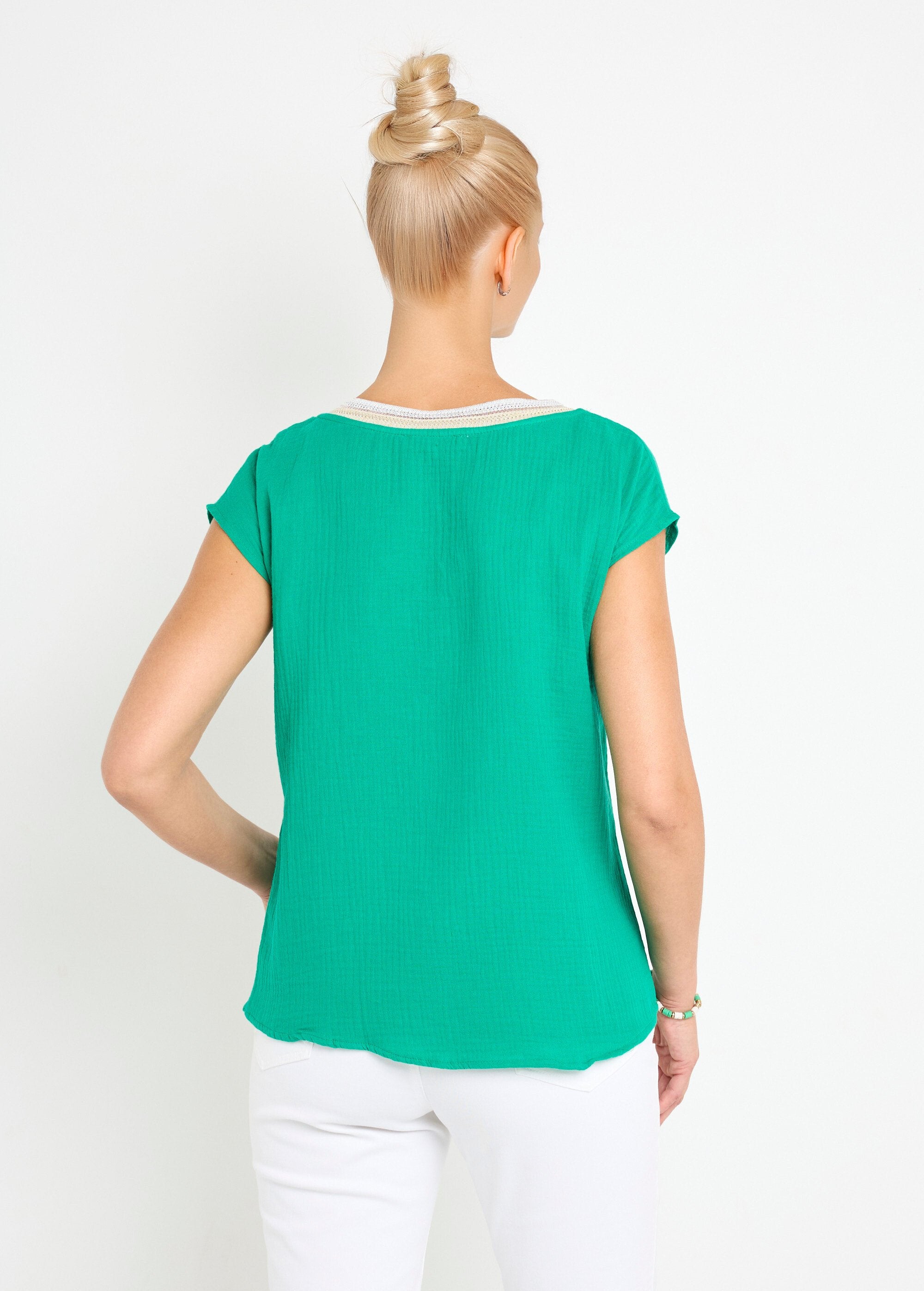 Camicetta_in_garza_di_cotone_con_scollo_a_V_a_treccia_Vert_DO1_slim