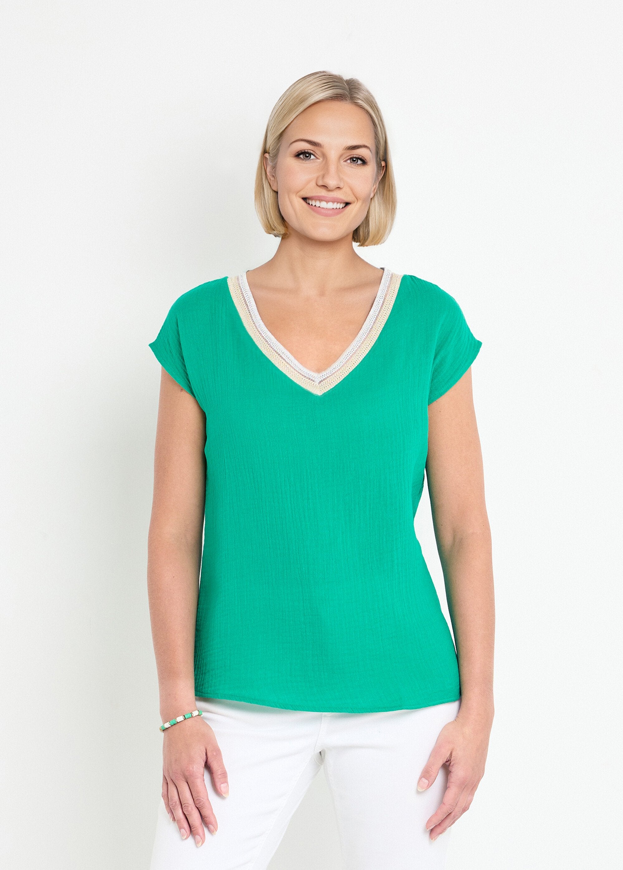 Camicetta_in_garza_di_cotone_con_scollo_a_V_a_treccia_Vert_FA1_slim