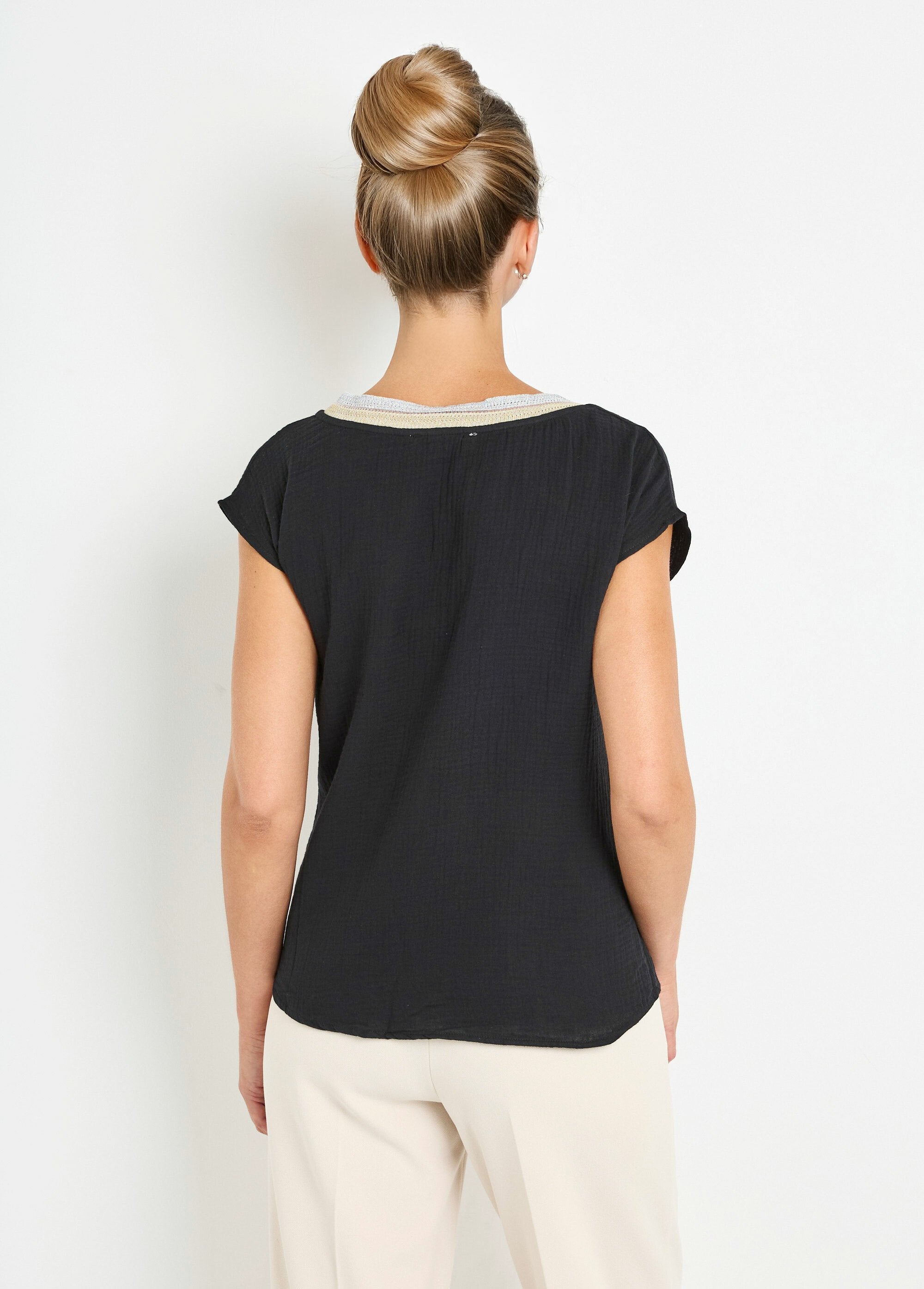 Camicetta_in_garza_di_cotone_con_scollo_a_V_a_treccia_Noir_DO1_slim