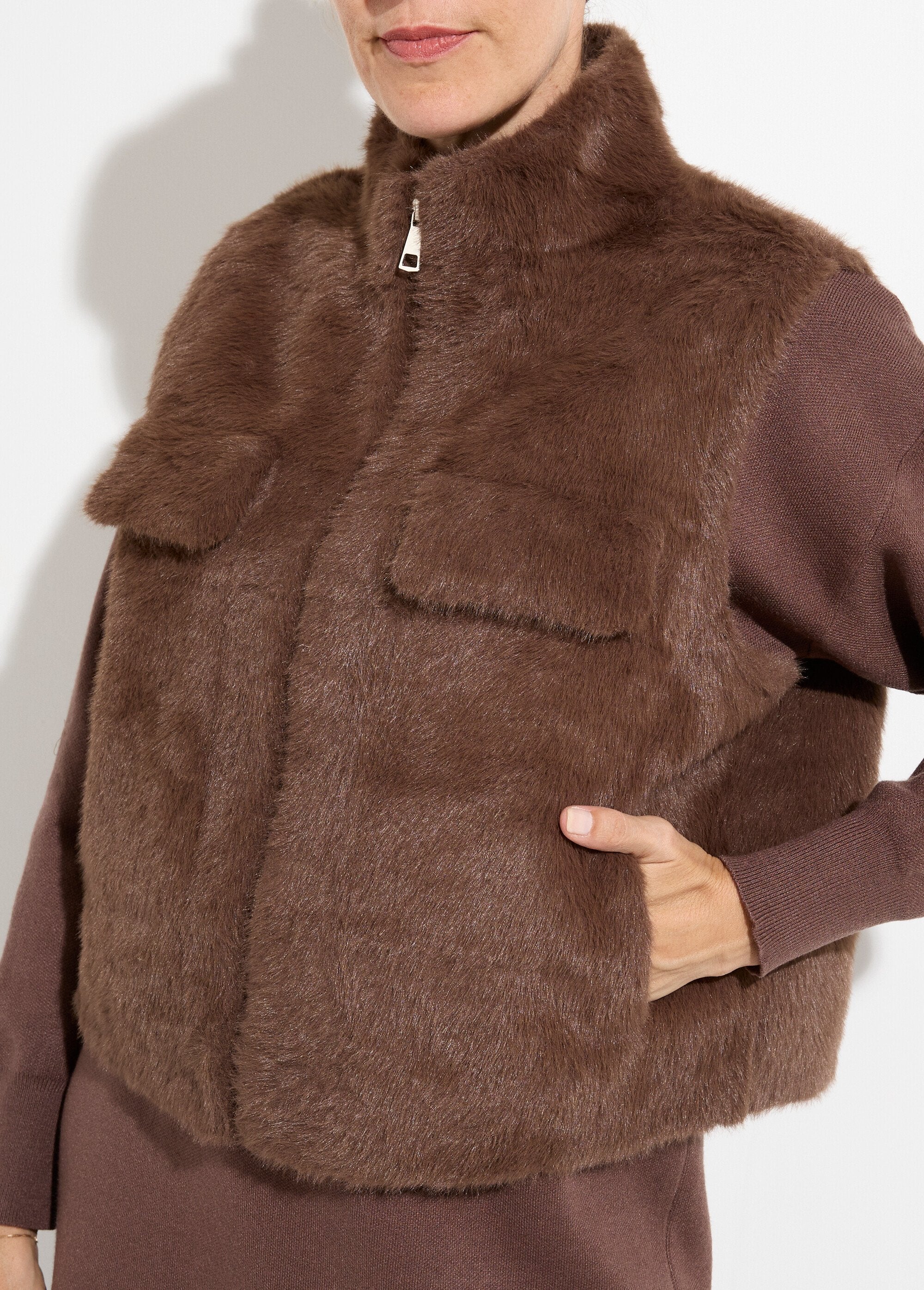 Giacca_di_pelliccia_senza_maniche_con_zip_Chocolat_DE1_slim