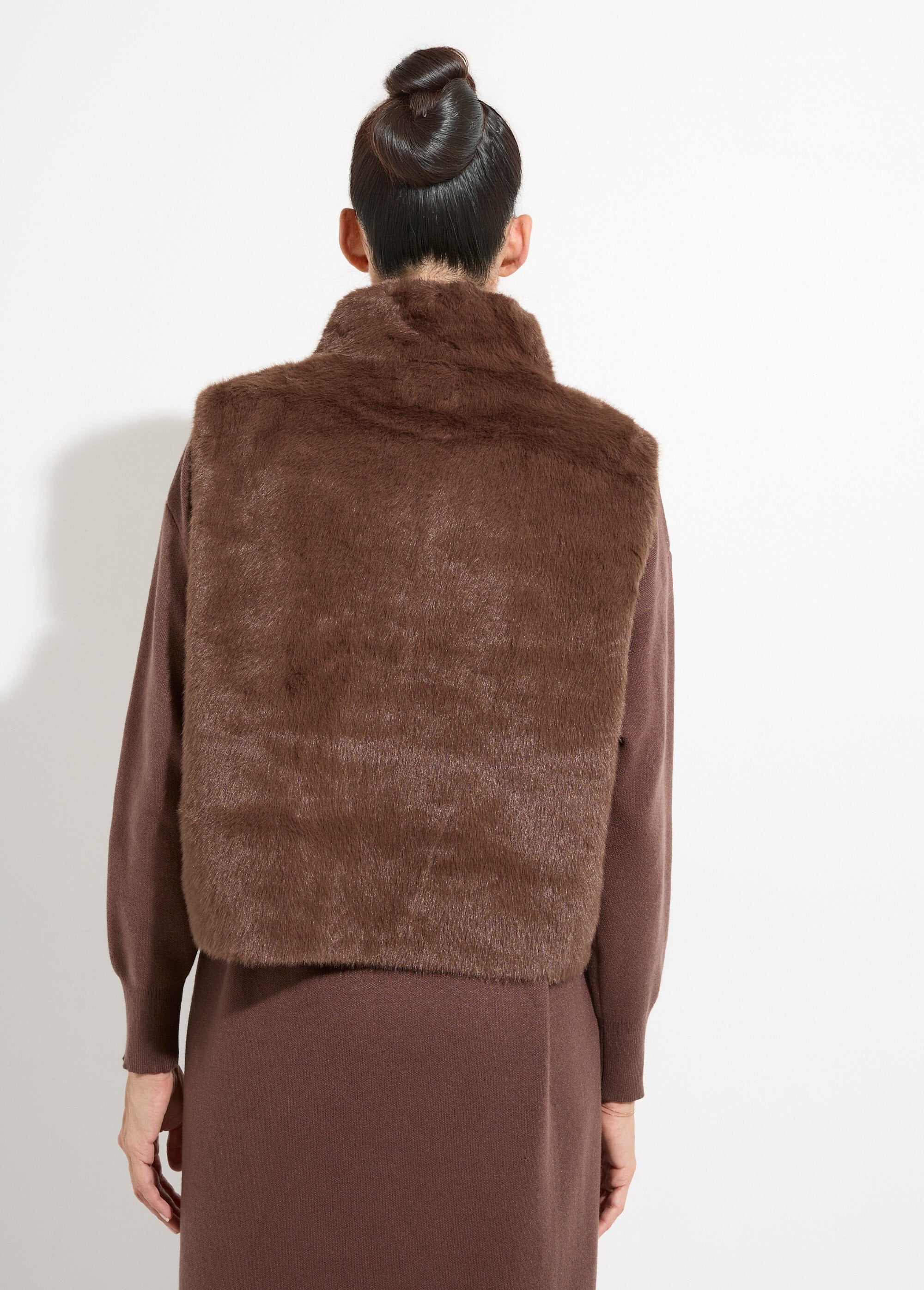 Giacca_di_pelliccia_senza_maniche_con_zip_Chocolat_DO1_slim