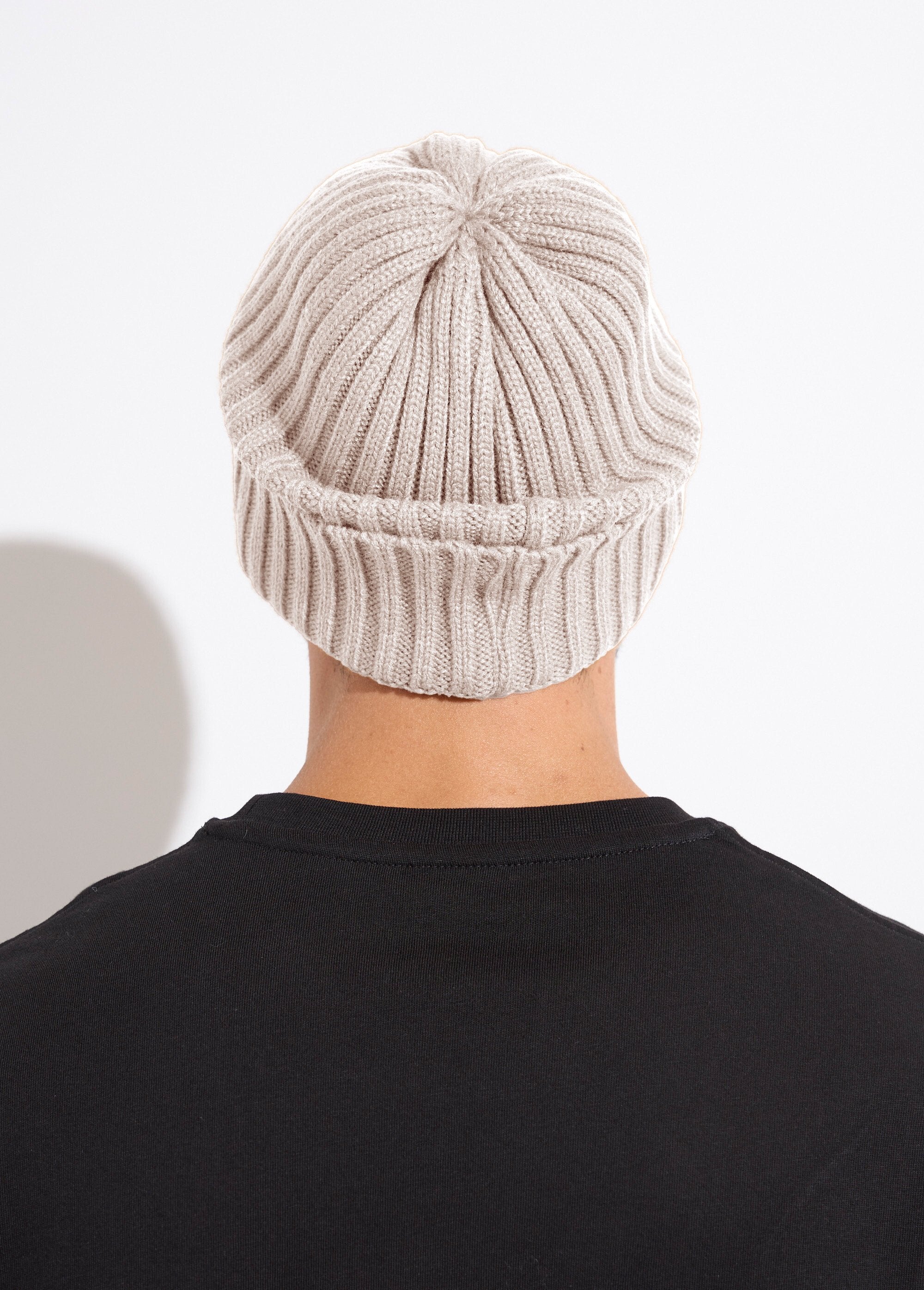 Cappello_in_maglia_con_risvolto_Ecru_DO1_slim