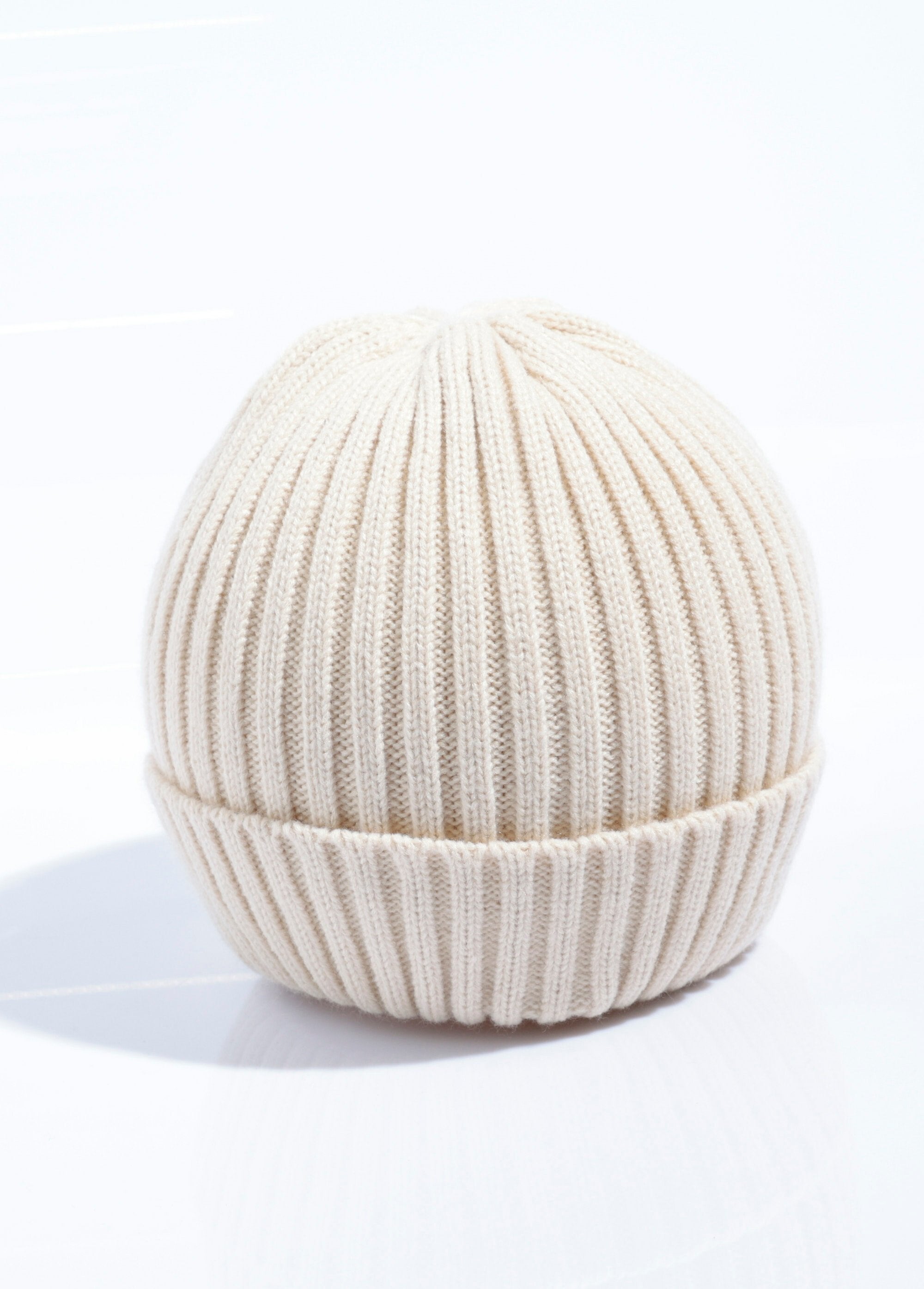 Cappello_in_maglia_con_risvolto_Ecru_FA2_slim