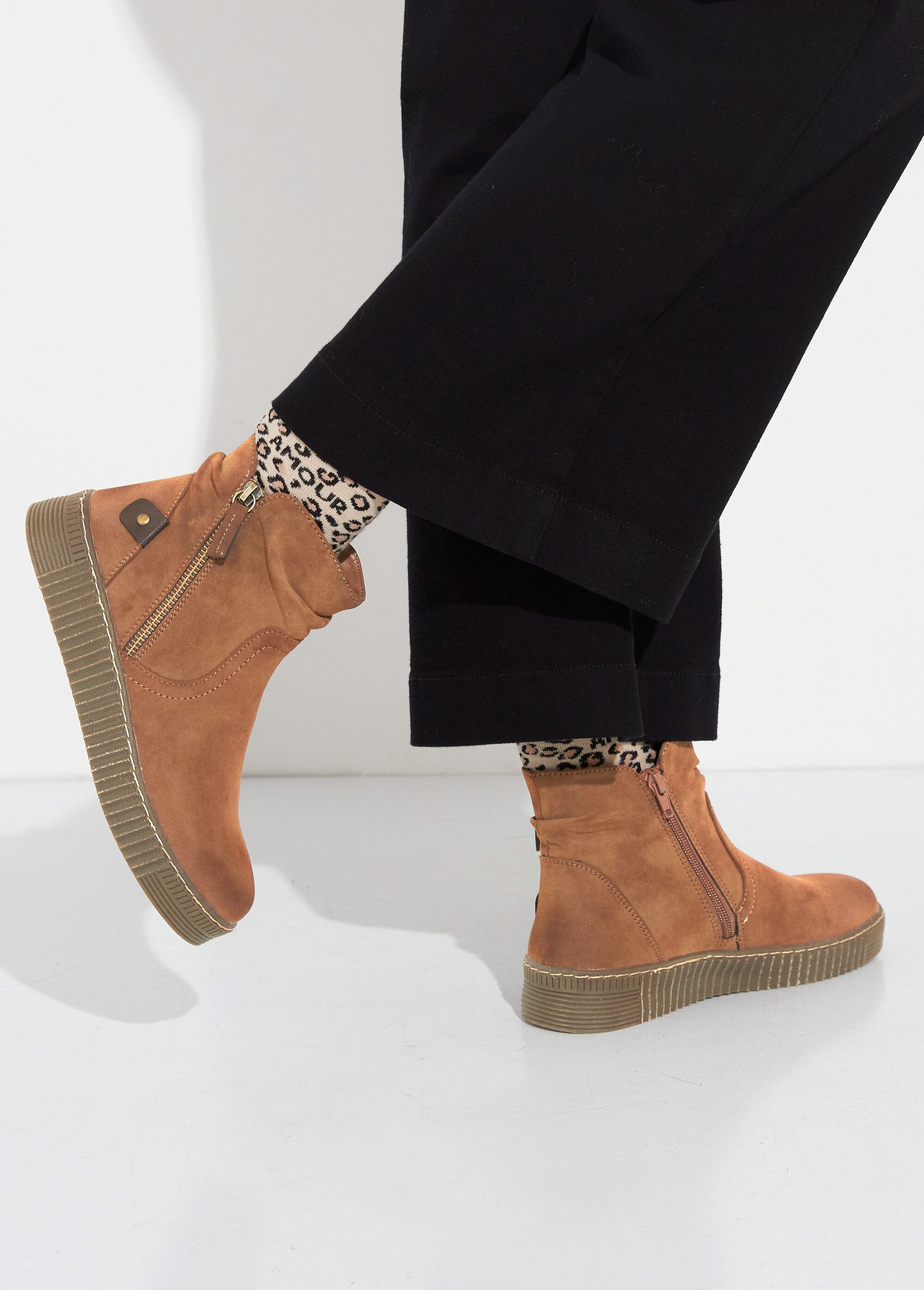 Stivali_in_pelle_scamosciata_con_suola_a_zeppa_Camel_SF1_slim