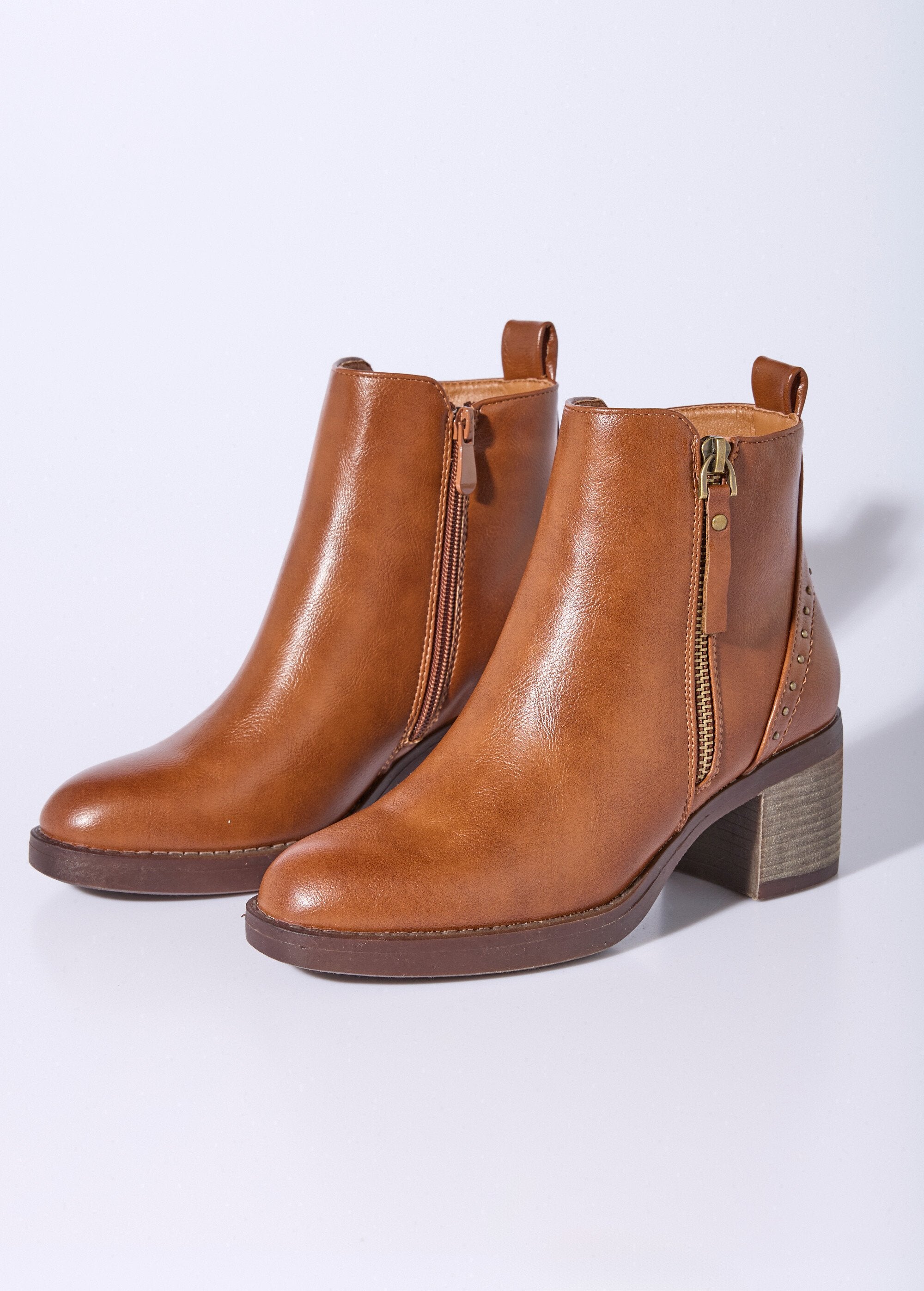 Stivali_con_zip_e_tacco_con_borchie_Camel_DE1_slim