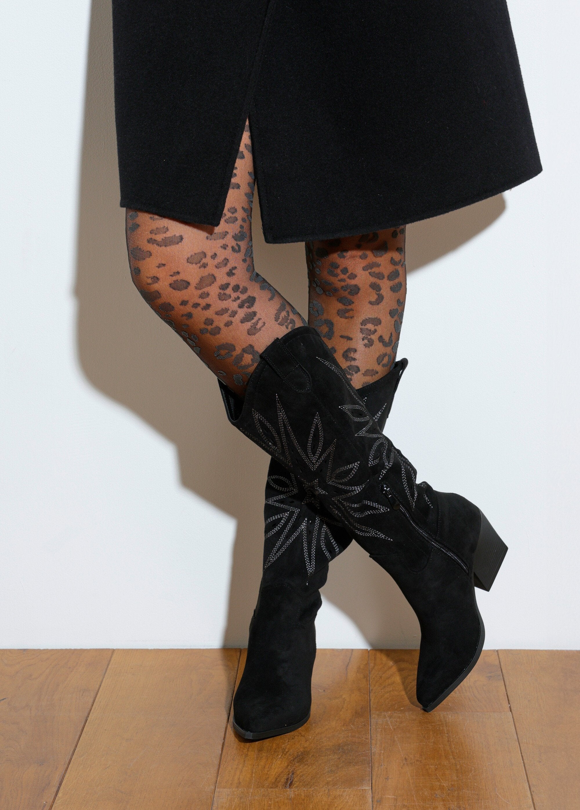 Stivaletti_in_pelle_scamosciata_con_tacco_in_stile_western_Noir_SF1_slim