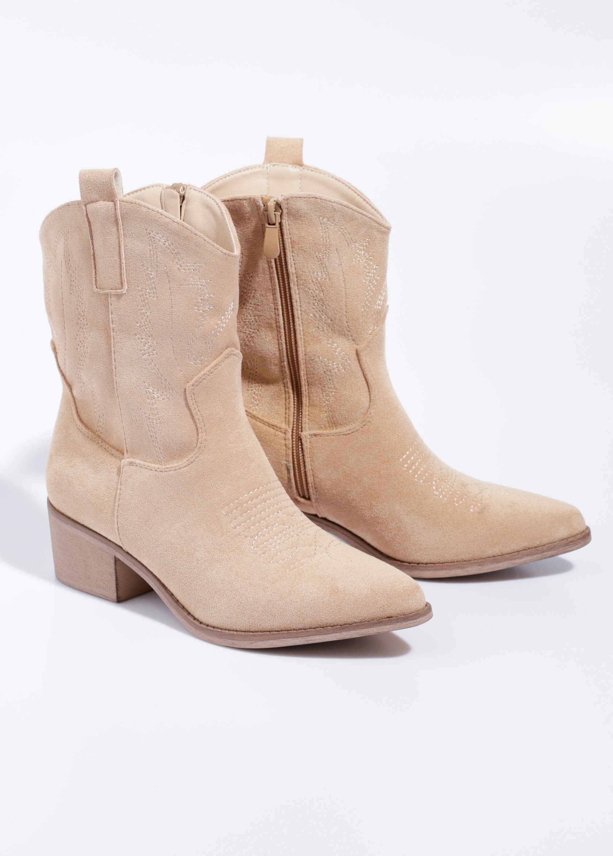 Stivaletti_in_pelle_scamosciata_con_tacco_in_stile_western_Beige_DE1_slim