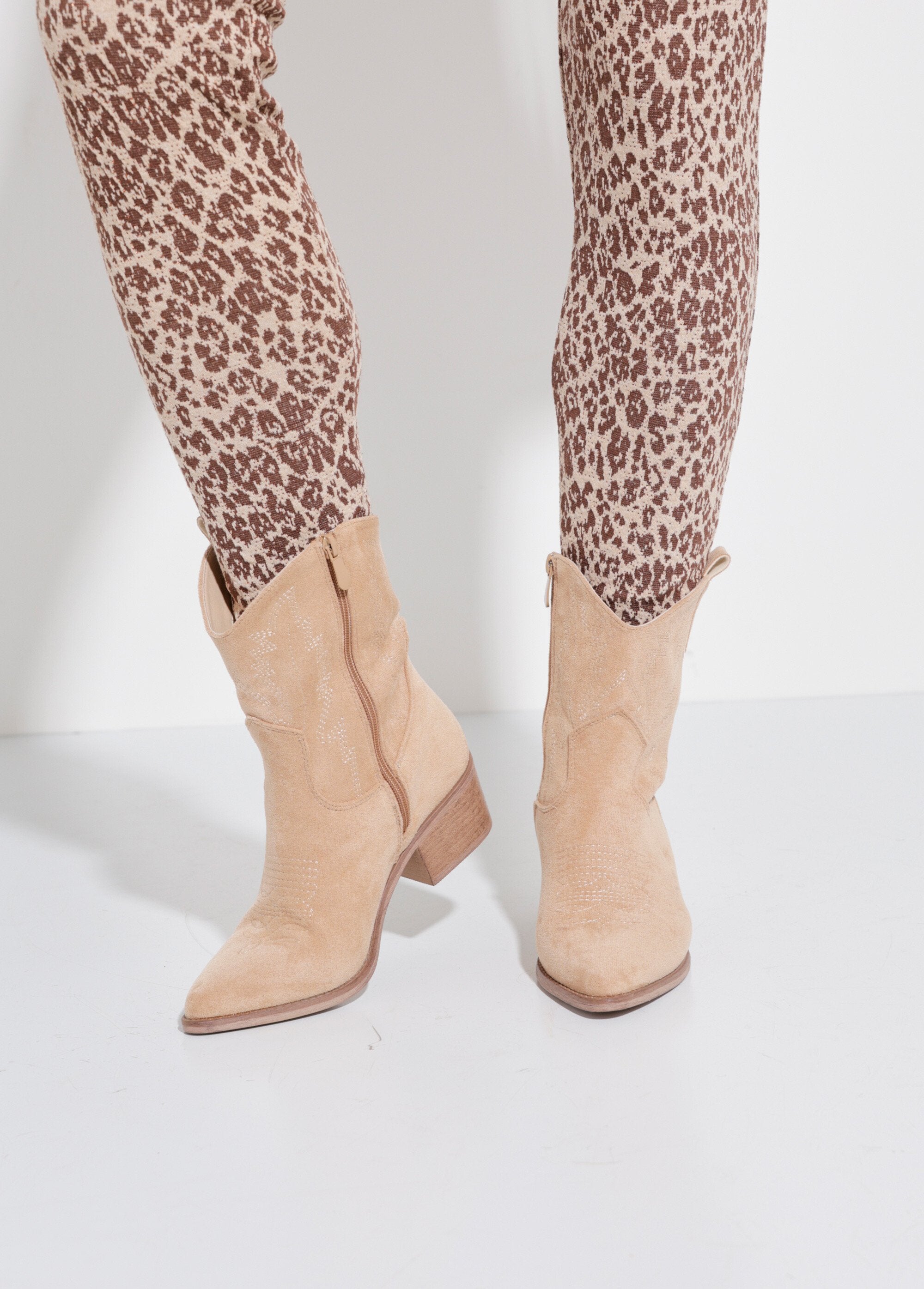 Stivaletti_in_pelle_scamosciata_con_tacco_in_stile_western_Beige_SF1_slim