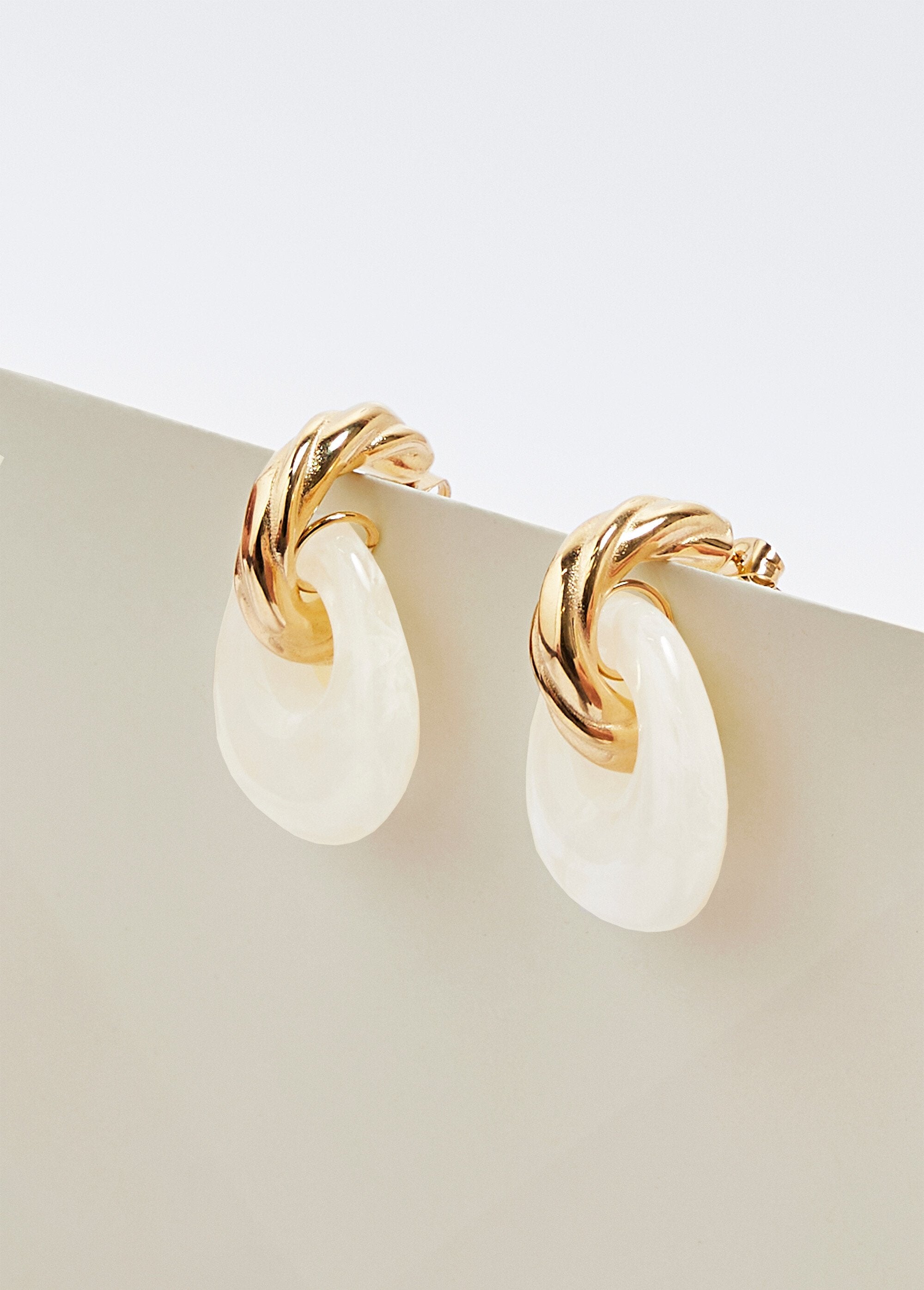 Boucles_d'oreilles_torsadées_inox_avec_pendant_Dore_et_blanc_DE1_slim