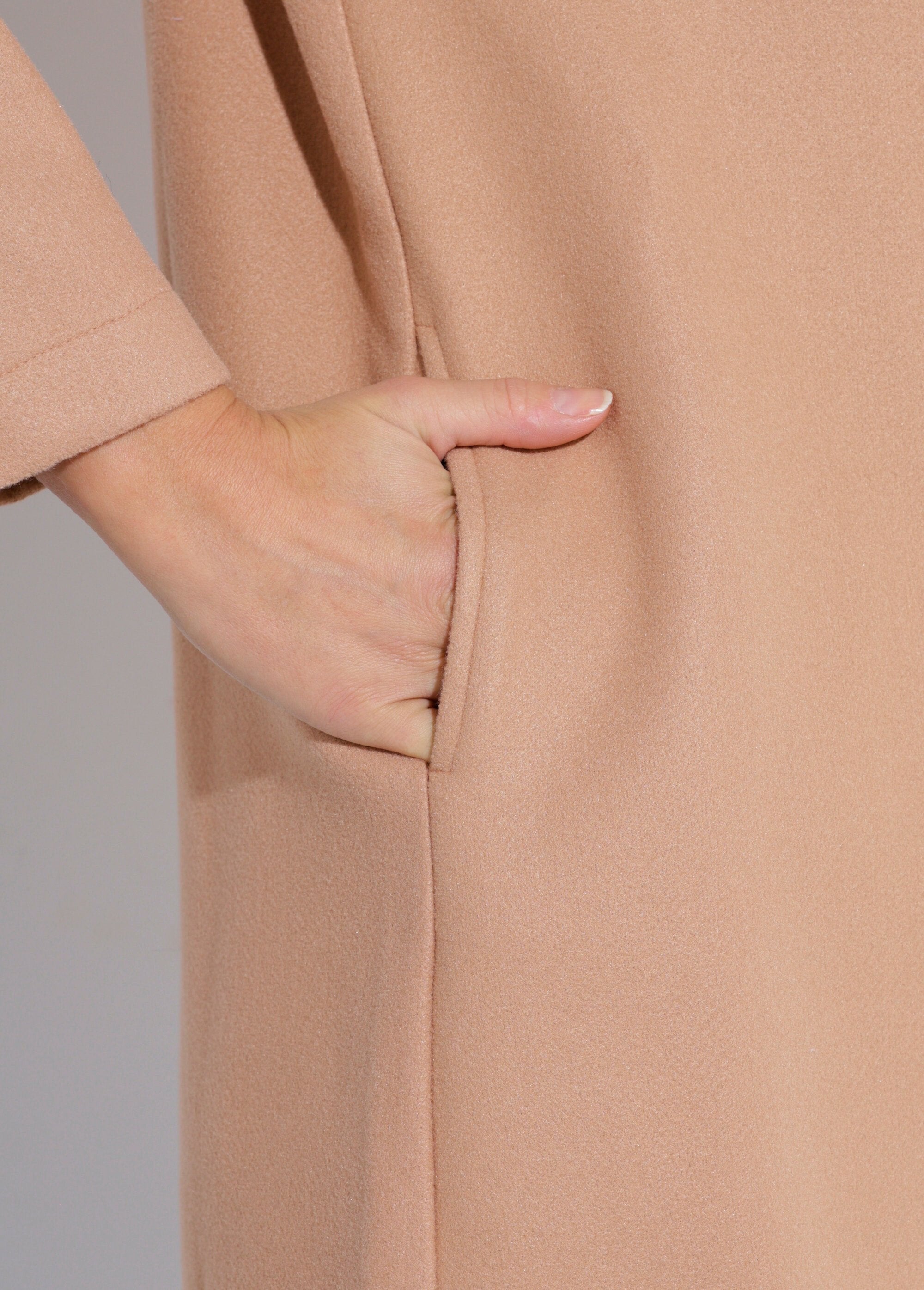 Cappotto_lungo_semplice_in_tessuto_di_lana_Camel_DE2_slim